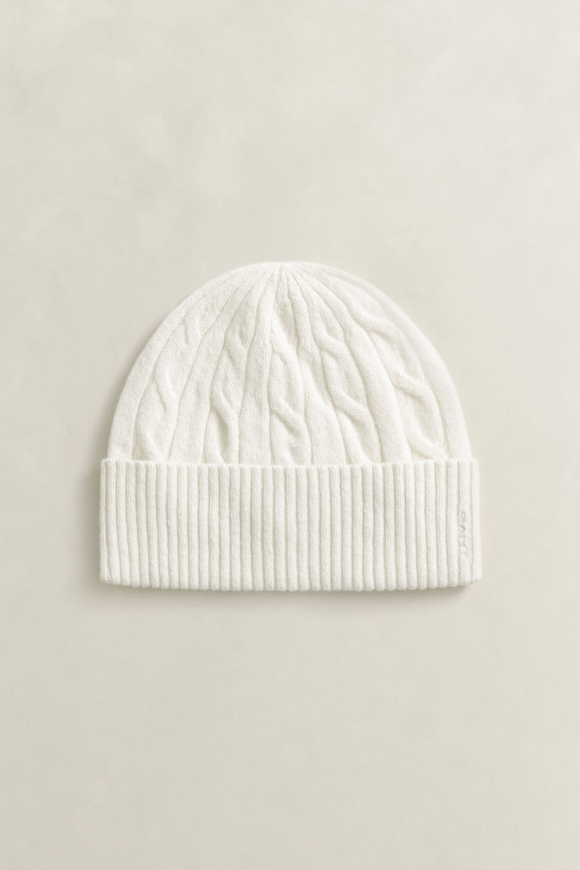 Bonnet en maille de laine à torsades