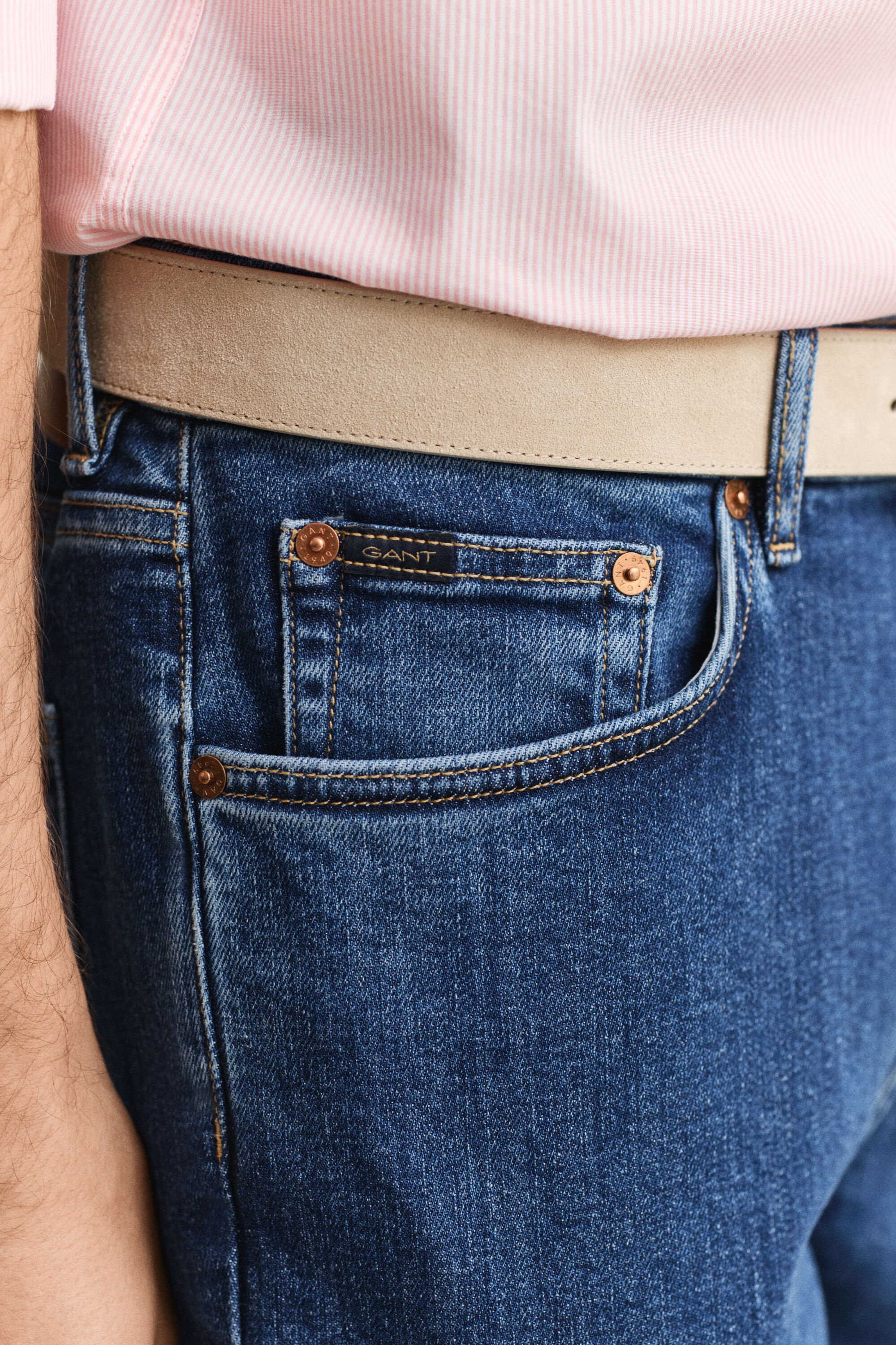 Jean coupe slim à délavage épuré