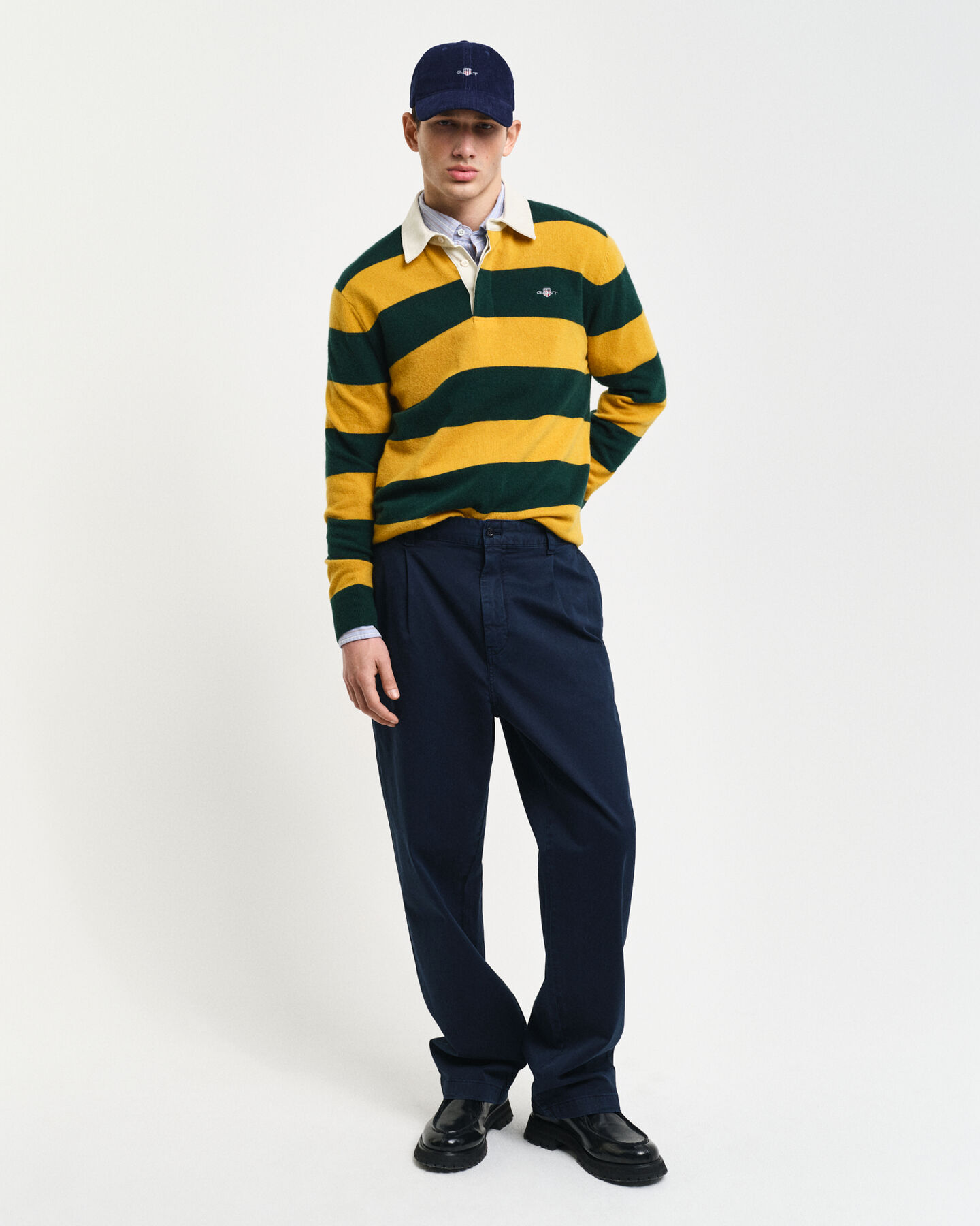 Pantalon chino relaxed fit en serg&eacute; de coton