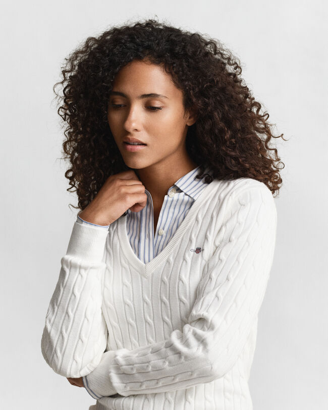 Pull col V en maille de coton stretch à torsades