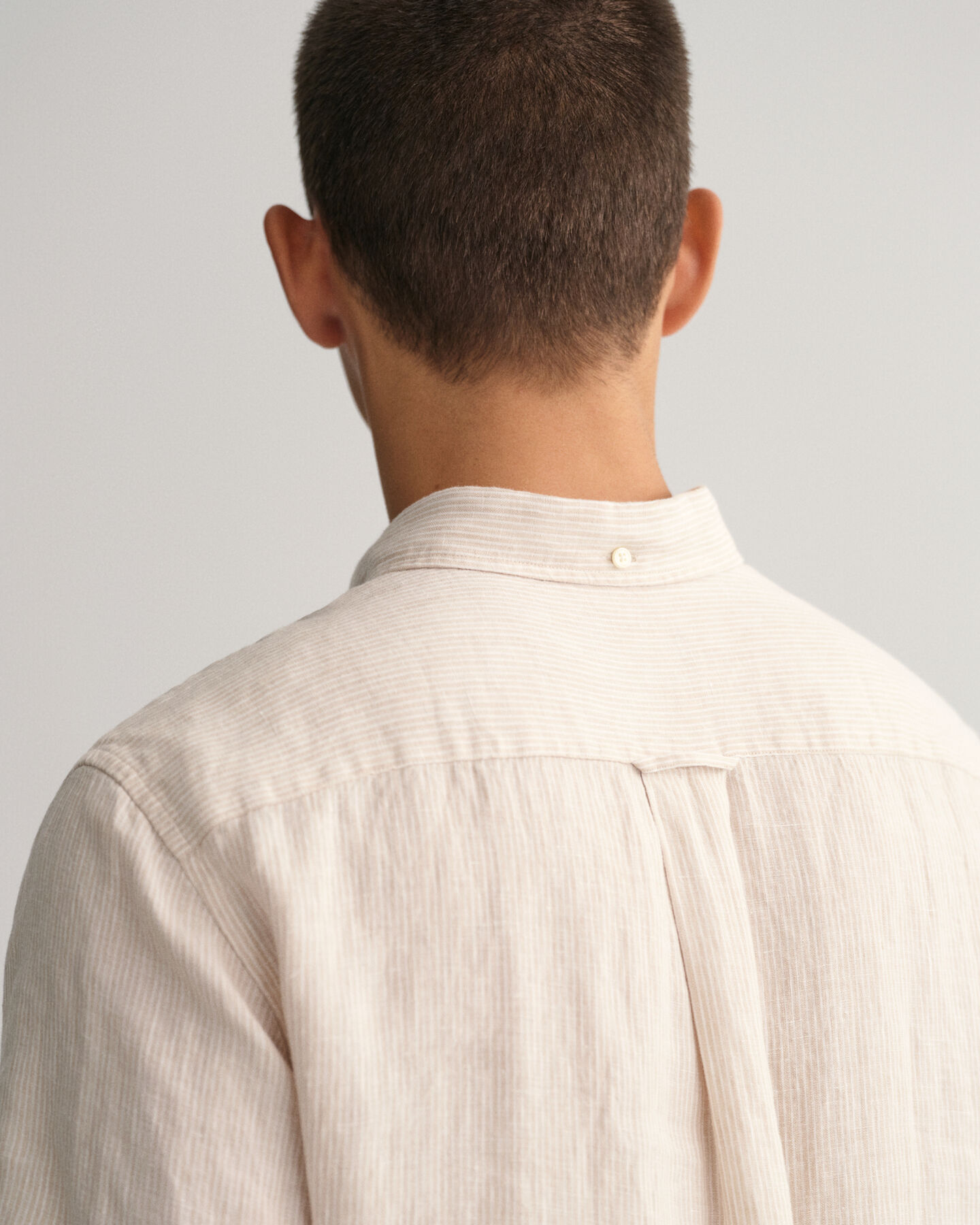 Chemise regular fit en lin &agrave; rayures et manches courtes