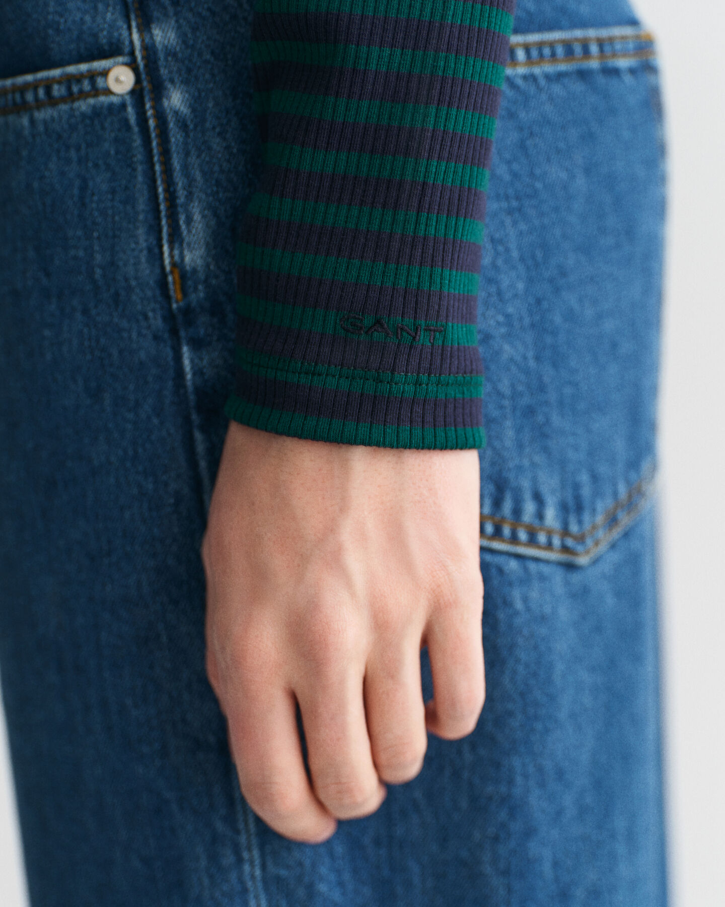 Haut col roulé côtelé à rayures et manches longues