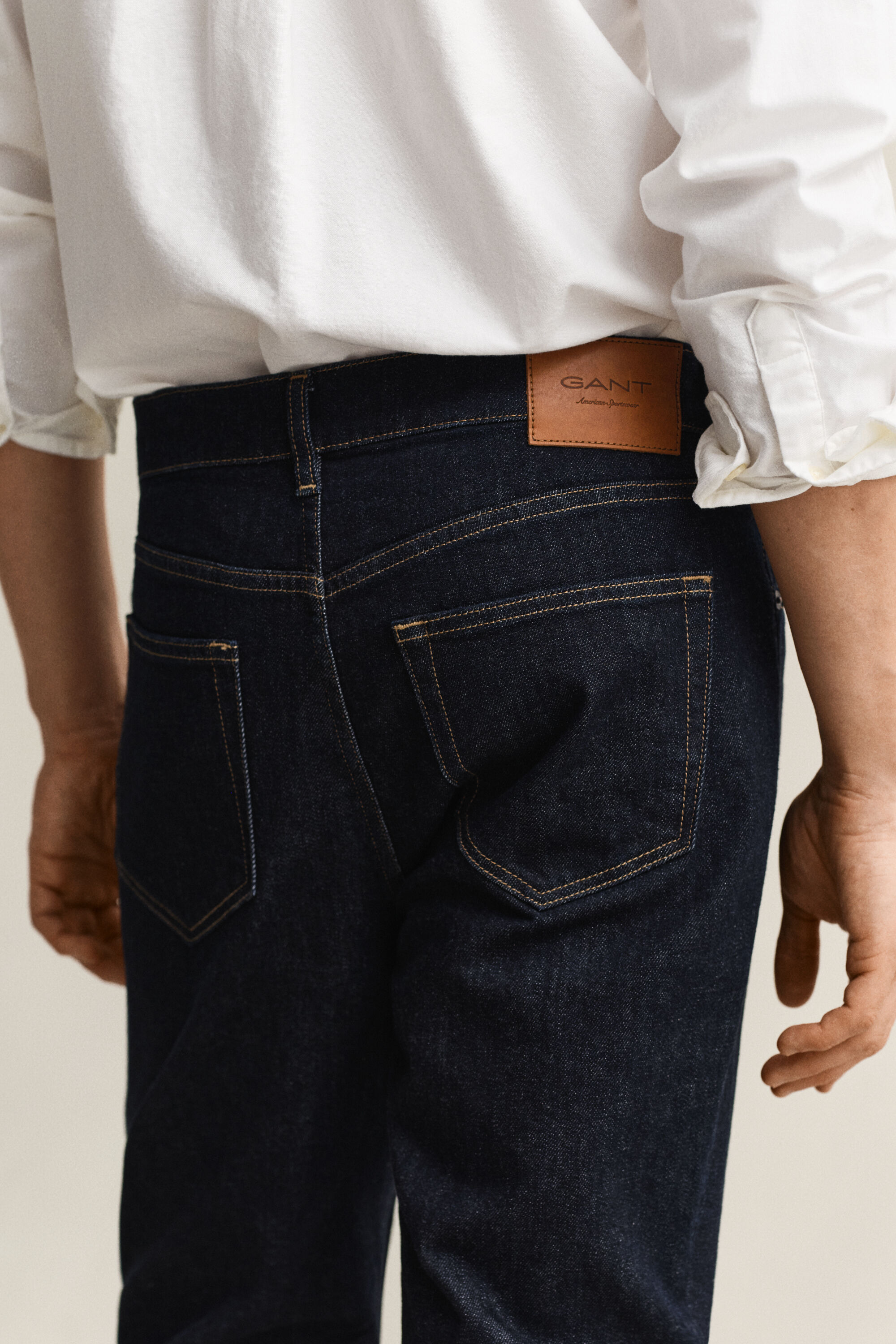 Jean coupe slim à délavage épuré