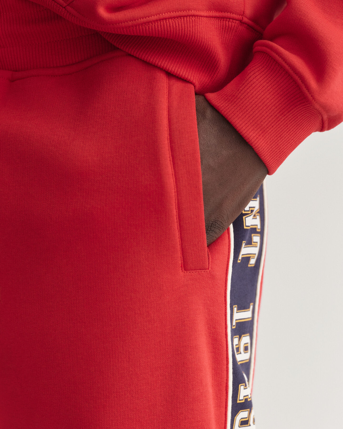 Pantalon de jogging &agrave; empi&egrave;cements lat&eacute;raux contrast&eacute;s