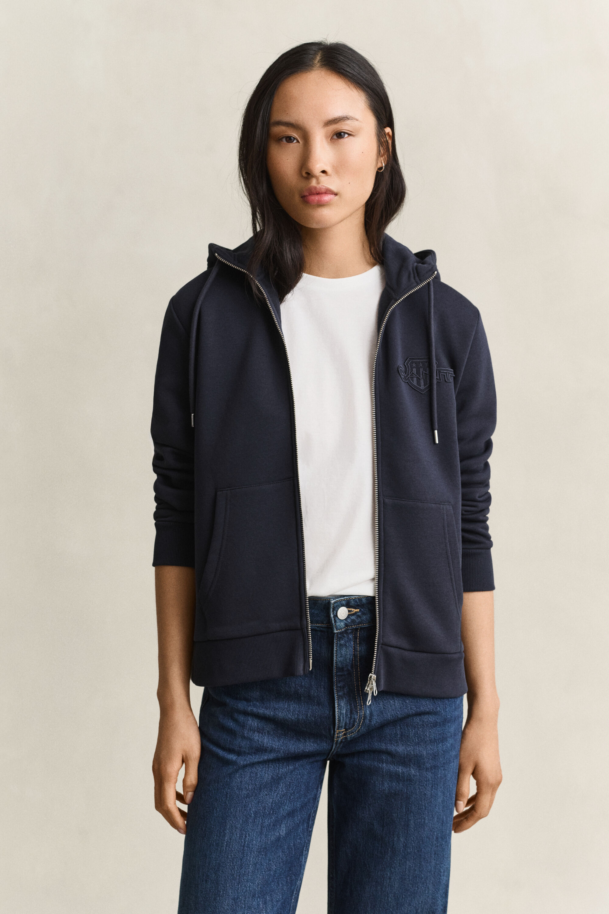 Sweat à capuche zippé avec écusson ton sur ton