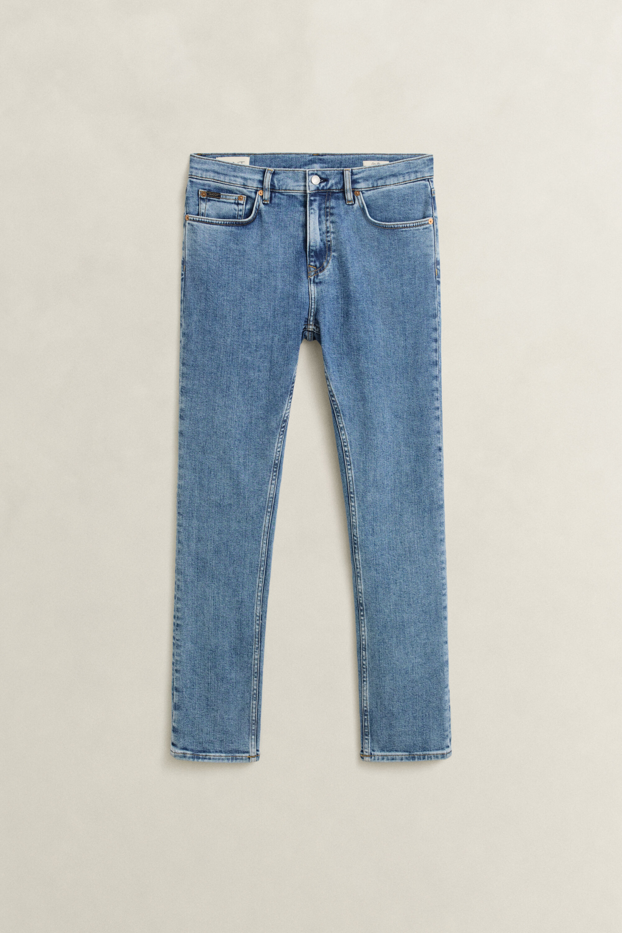 Jean coupe slim à délavage épuré