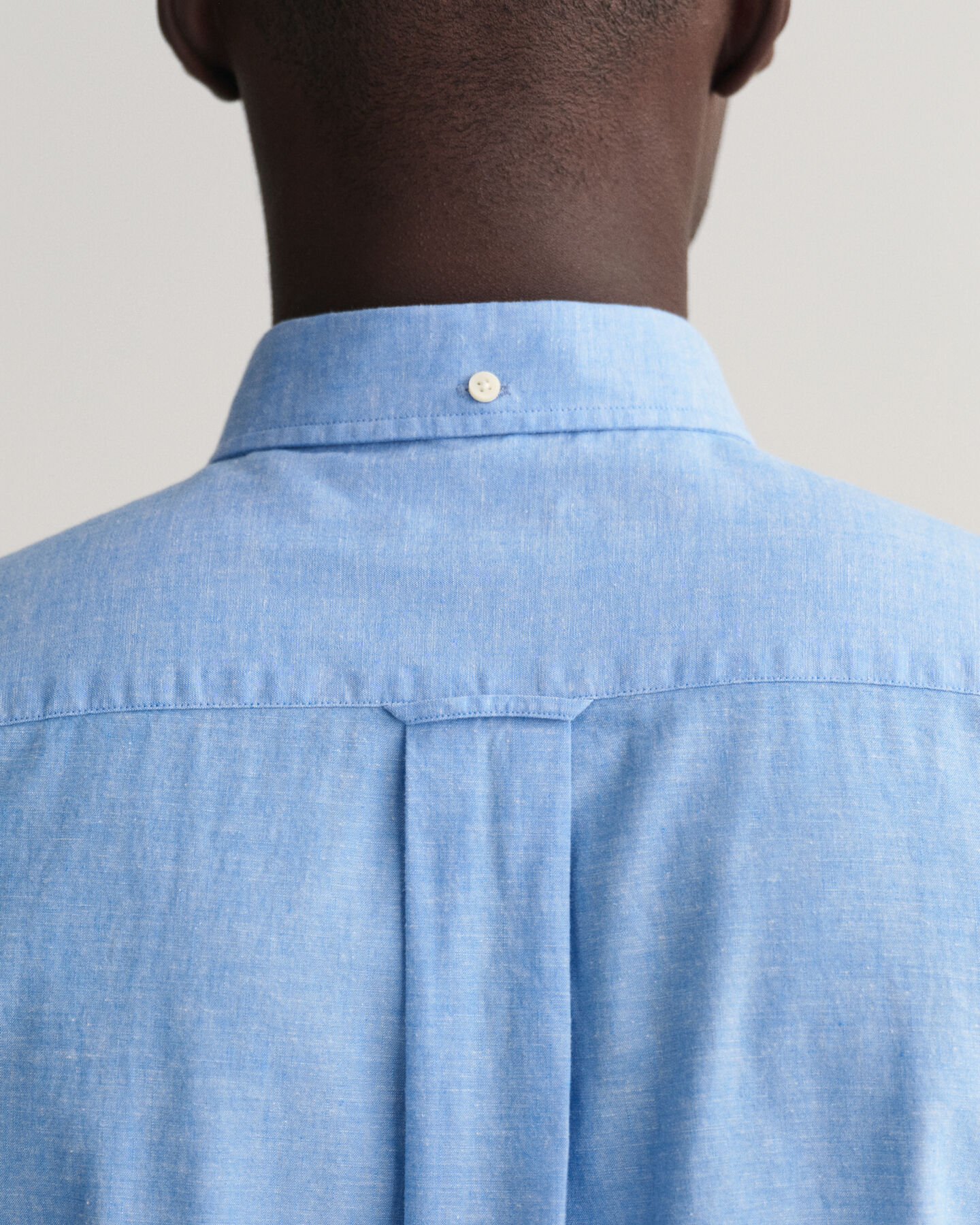 Chemise regular fit en coton et lin &agrave; manches courtes