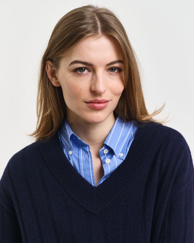 Pull col V en laine &agrave; c&ocirc;tes larges