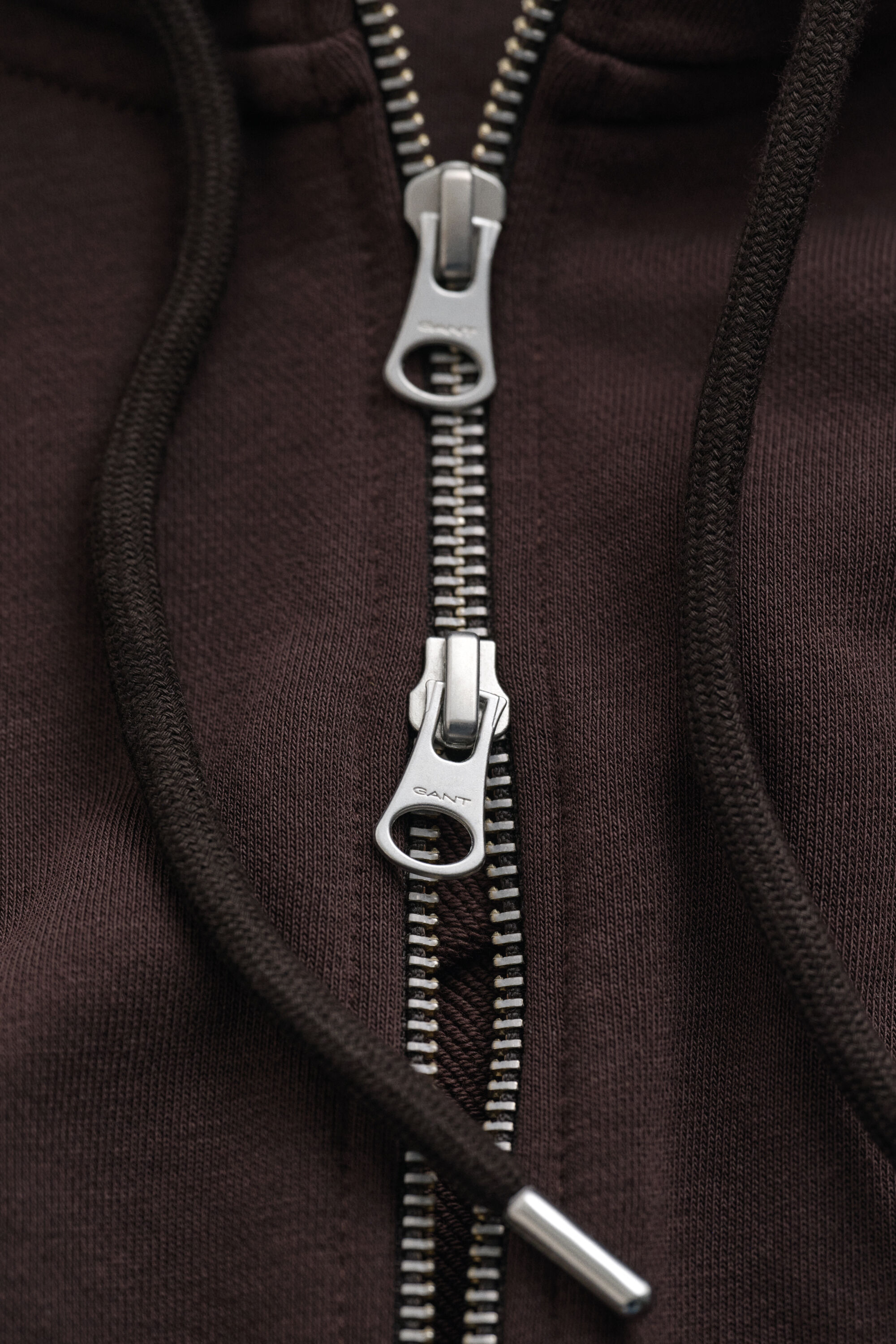 Sweat à capuche zippé avec écusson