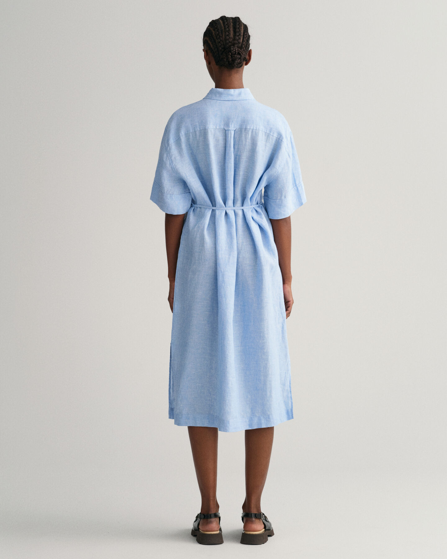 Robe-chemise en lin &agrave; manches courtes