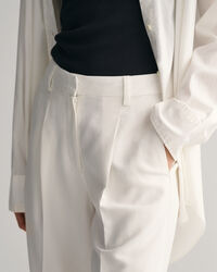 Short relaxed fit pliss&eacute;