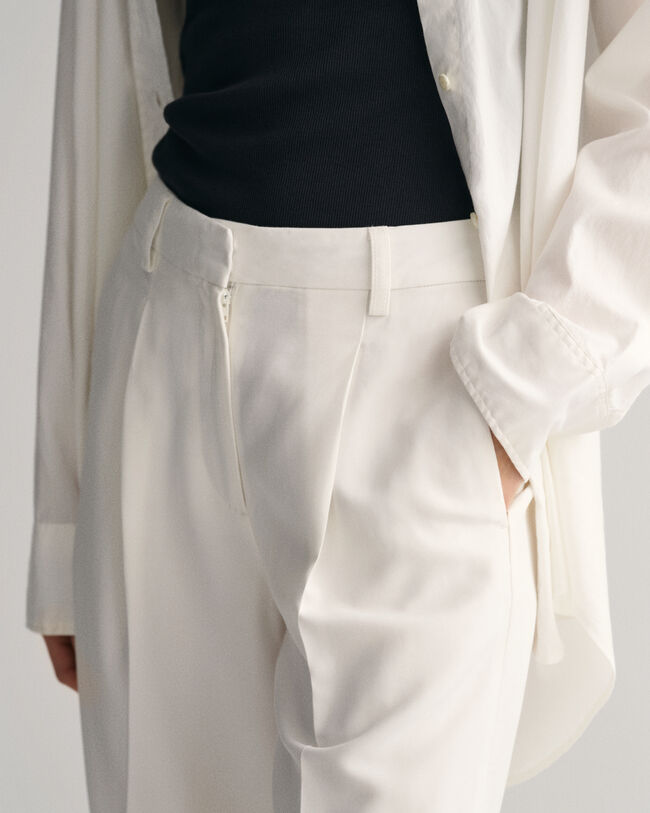 Short relaxed fit pliss&eacute;