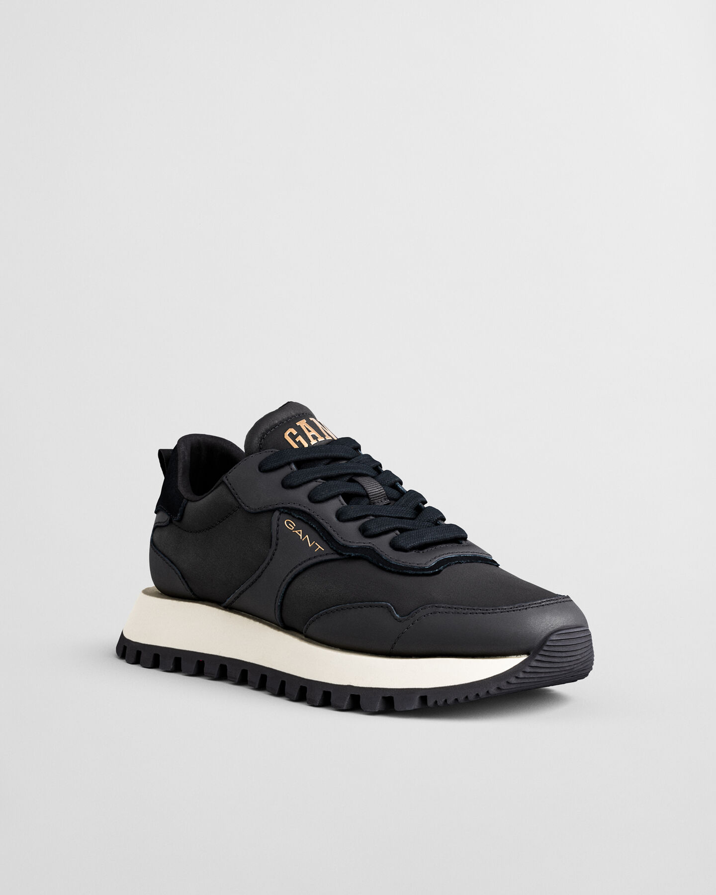 Baskets en daim et satin Caffay