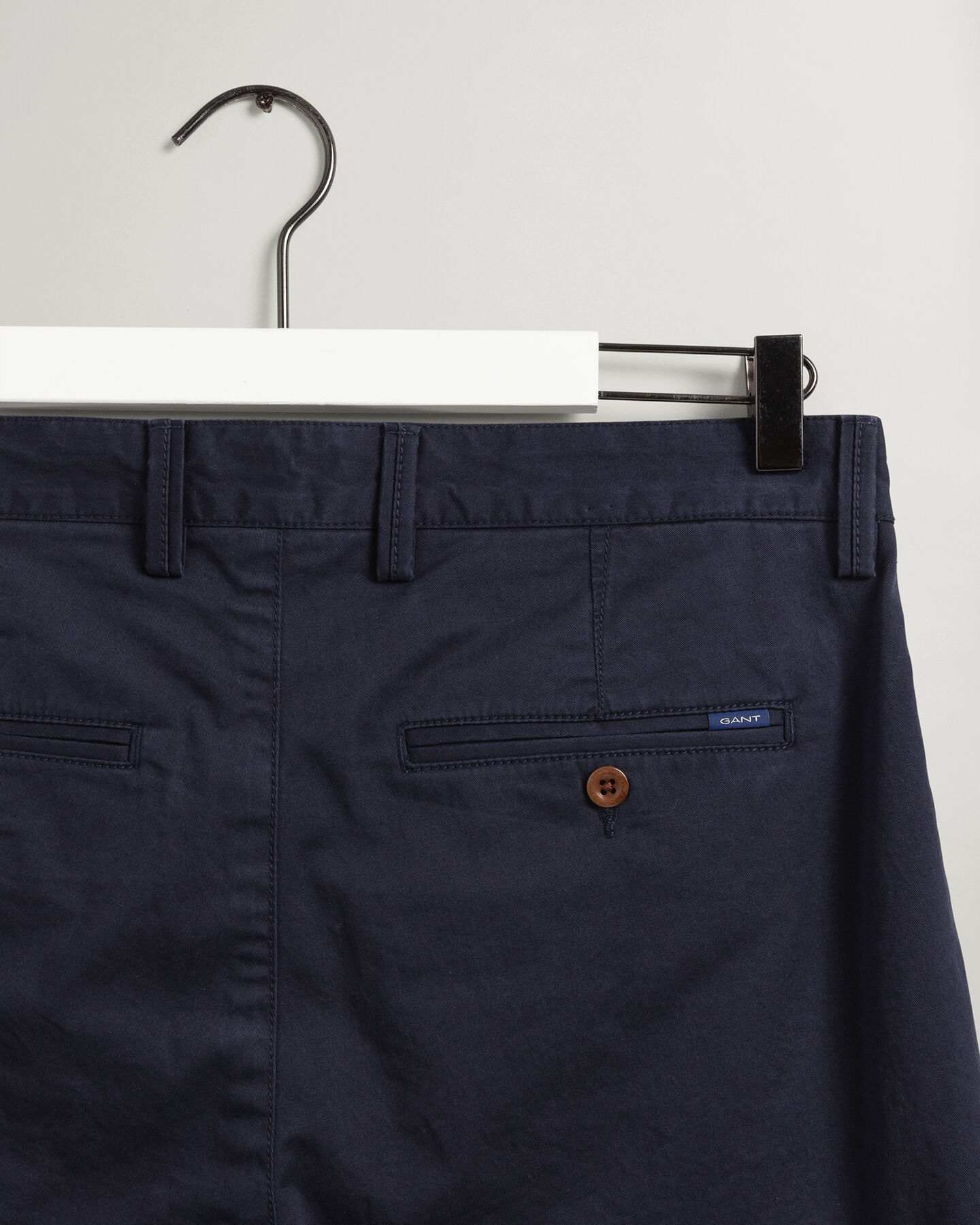 Pantalon chino regular fit en serg&eacute; Allister
