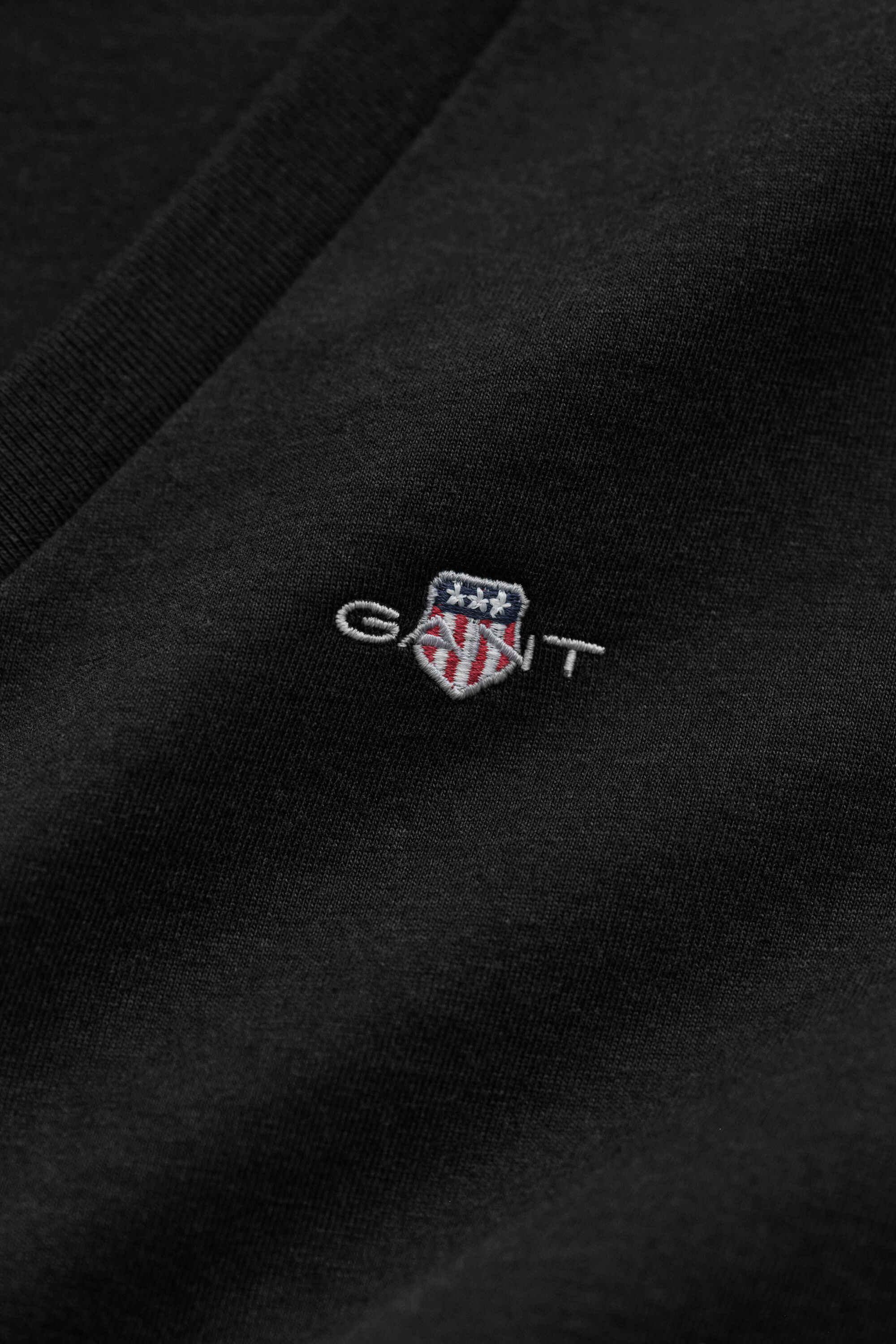 T-shirt col V avec écusson