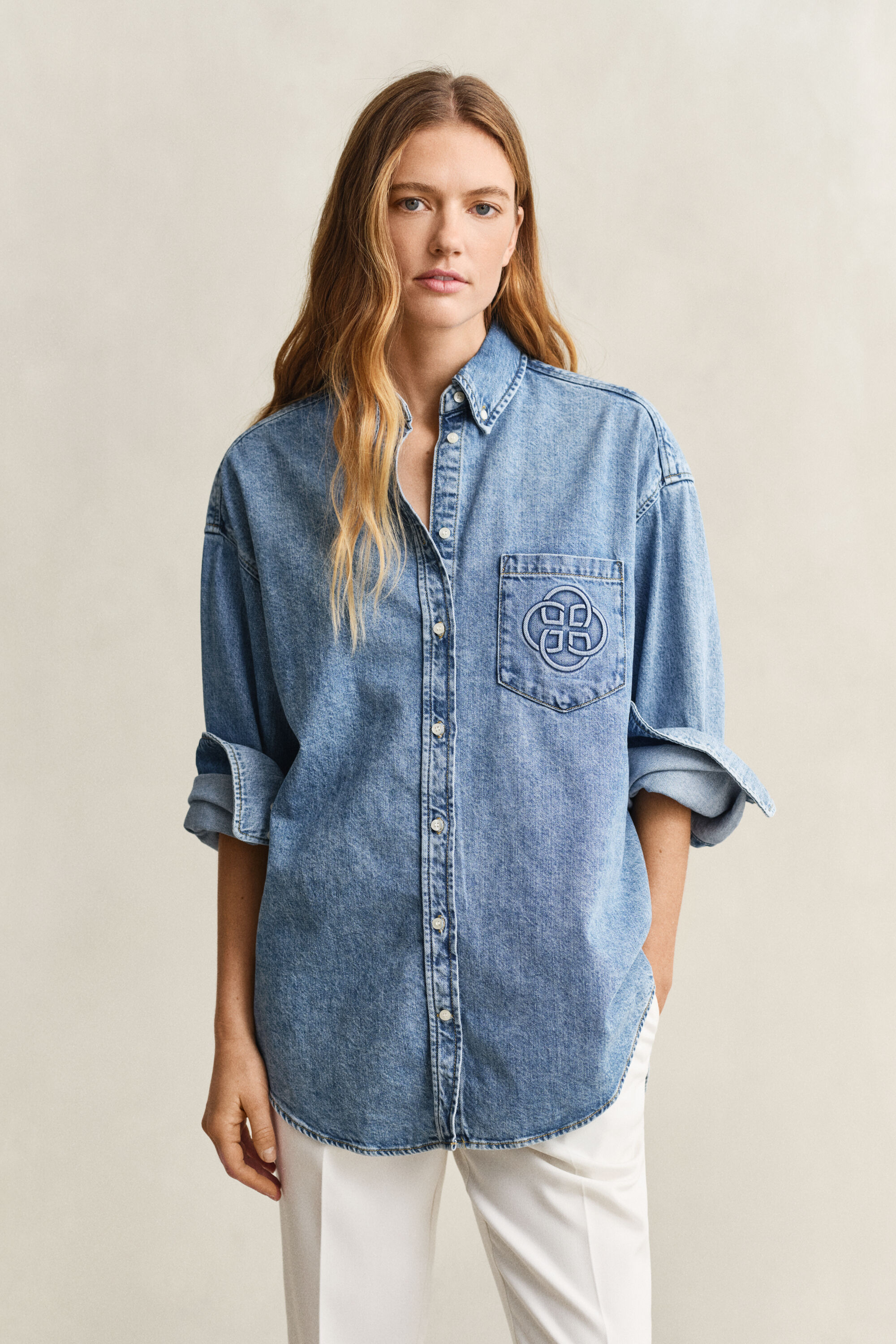 Chemise en denim brodée
