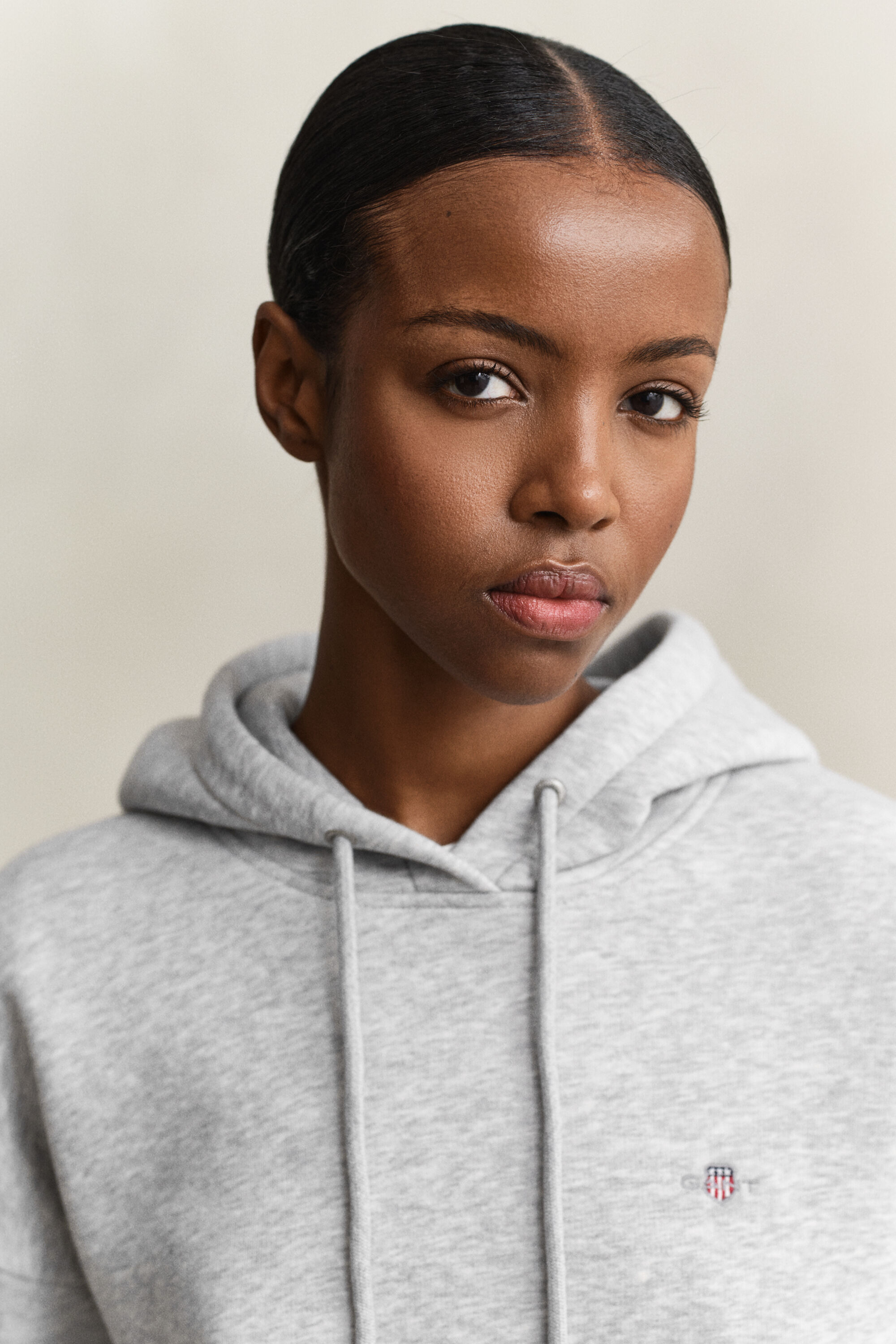 Sweat à capuche avec écusson