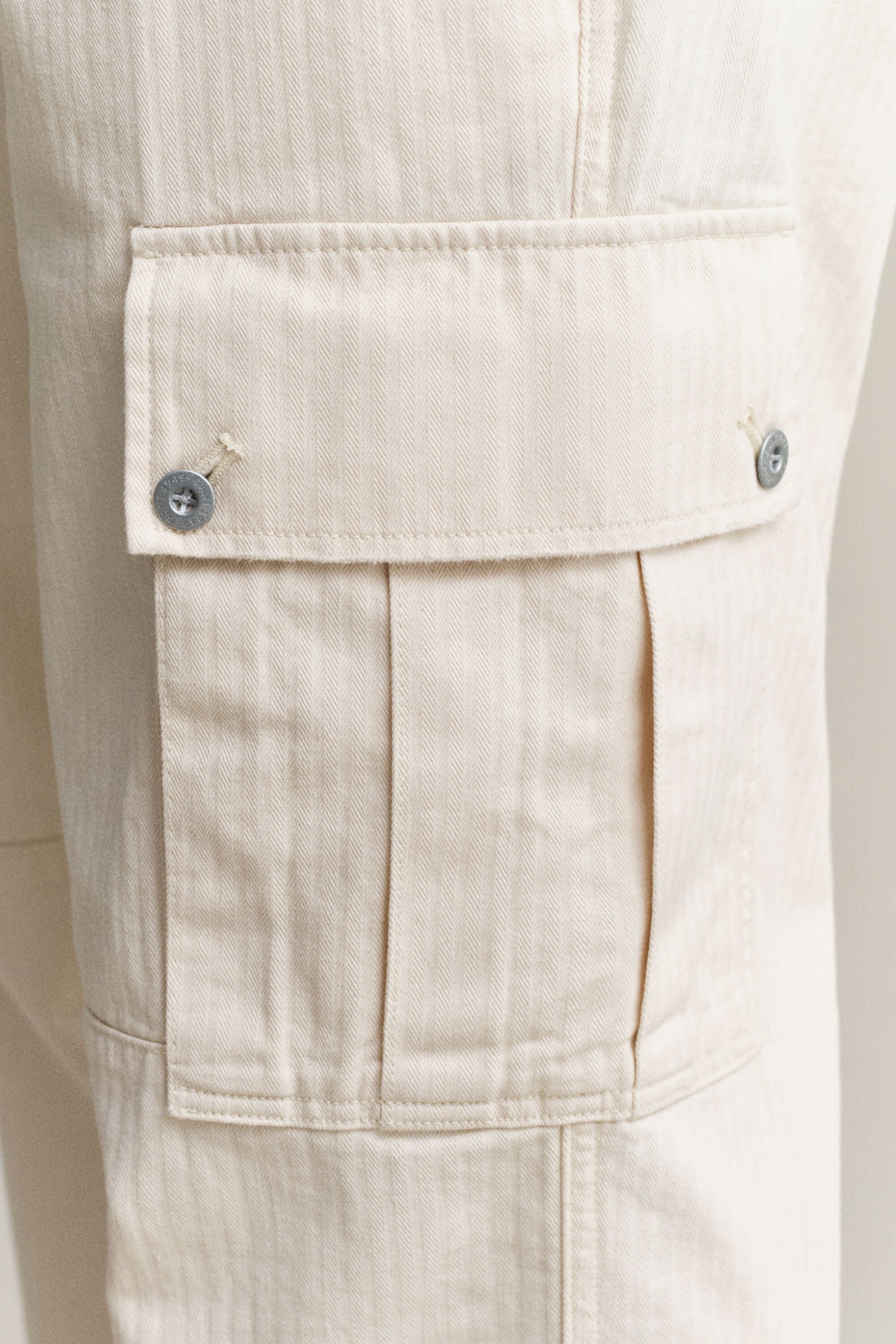 Pantalon cargo à chevrons