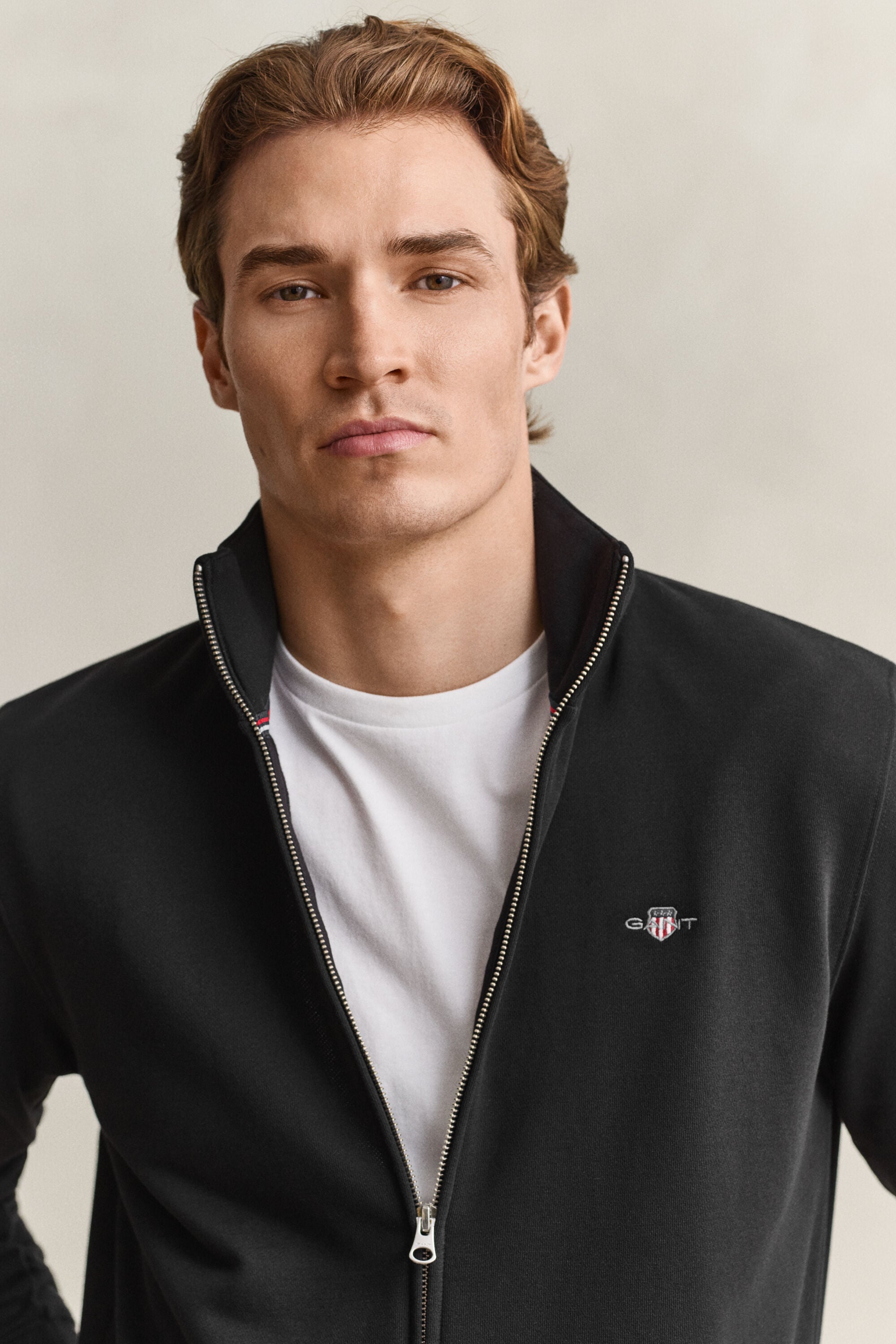 Sweat-shirt zippé avec écusson