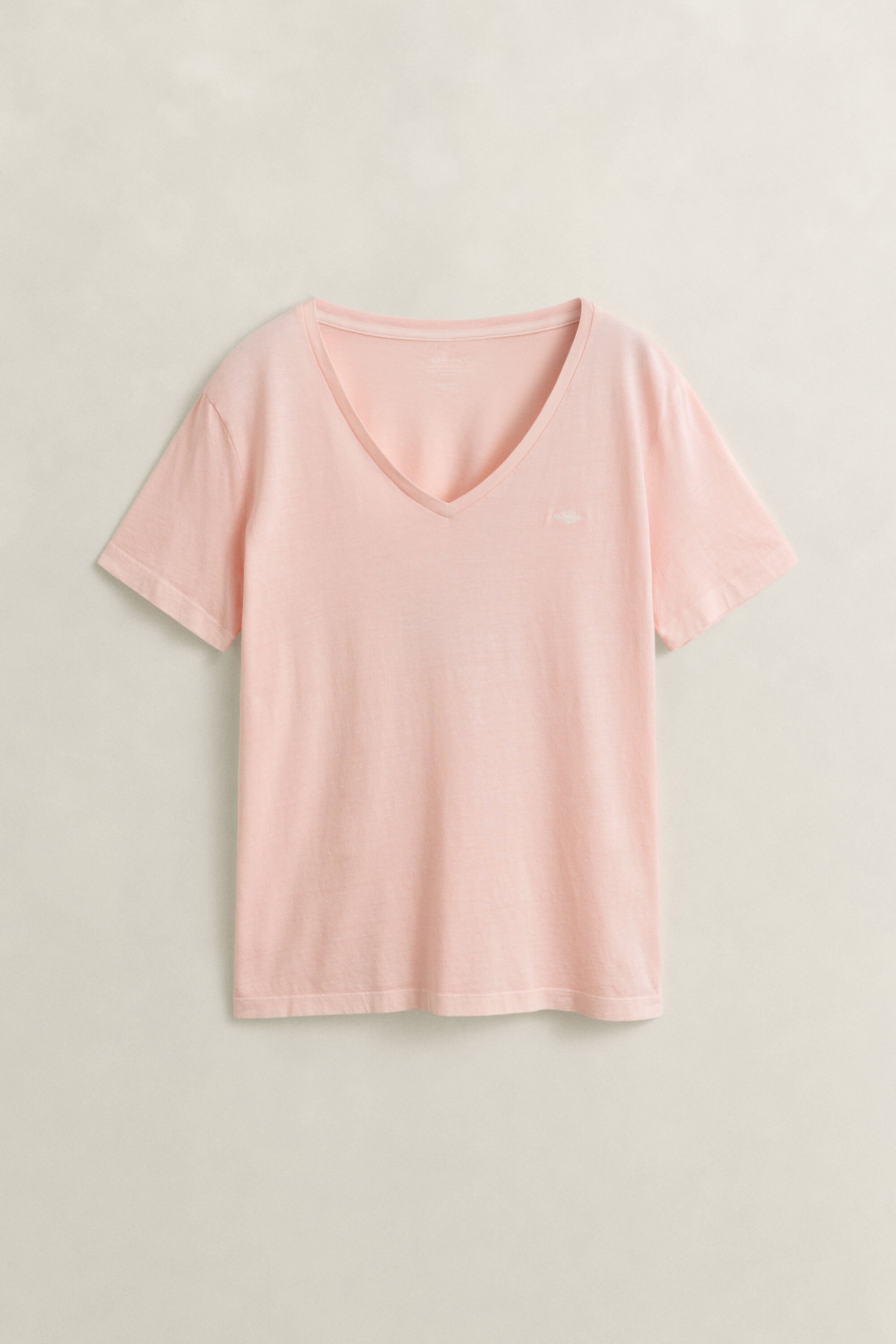 T-shirt col V délavé avec écusson