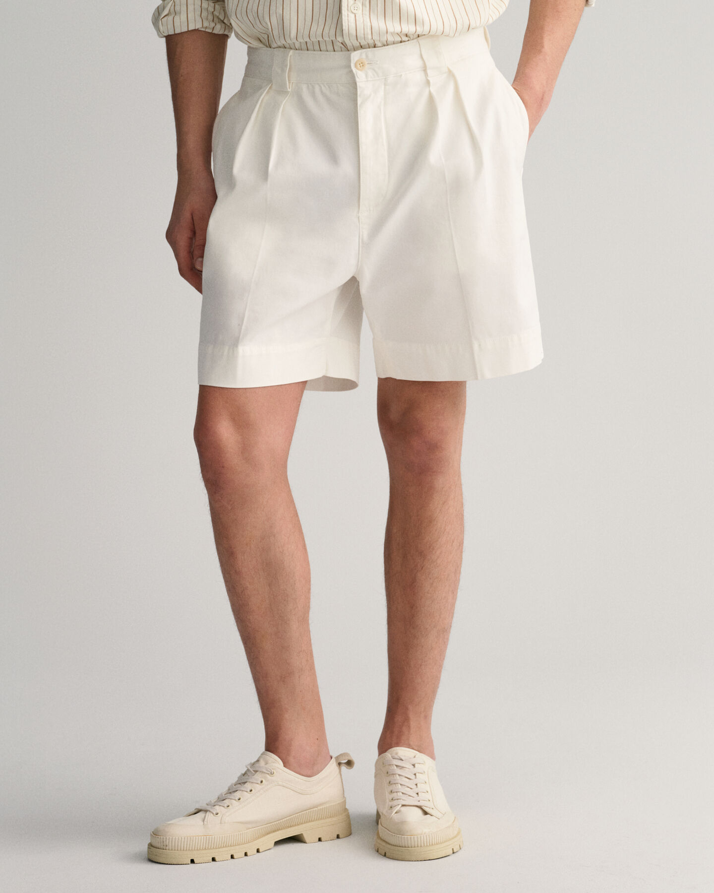 Short chino en serg&eacute; pliss&eacute;