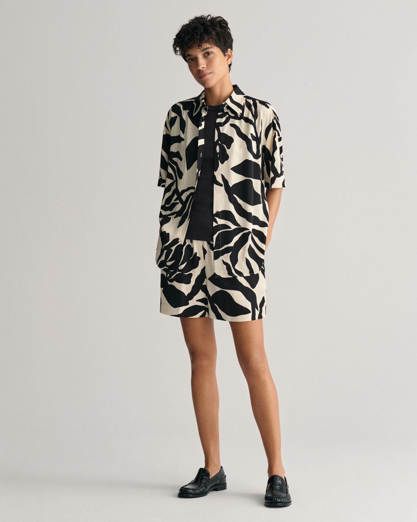 Short relaxed fit Palm Print Pull-On