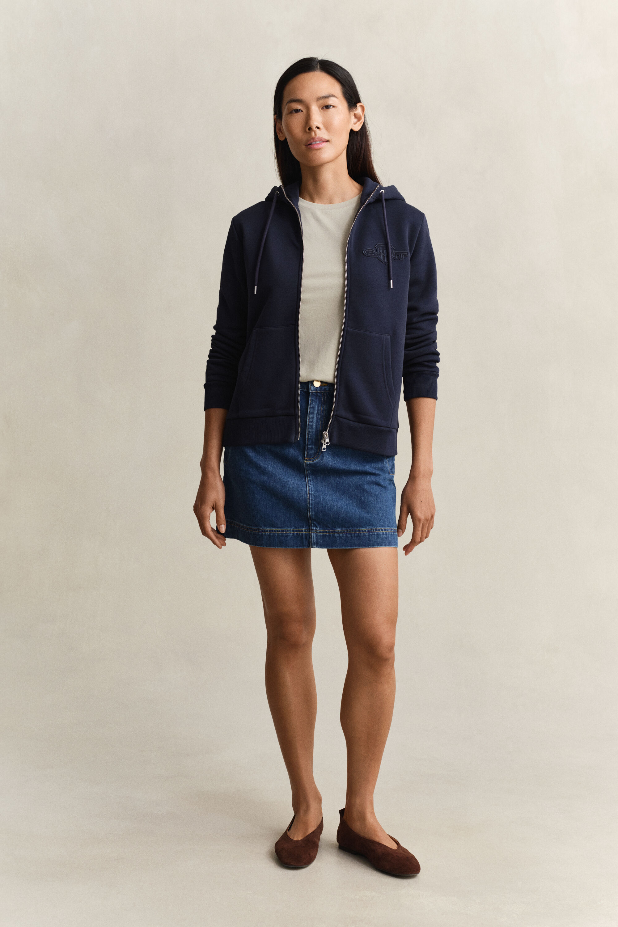 Sweat à capuche zippé avec écusson ton sur ton