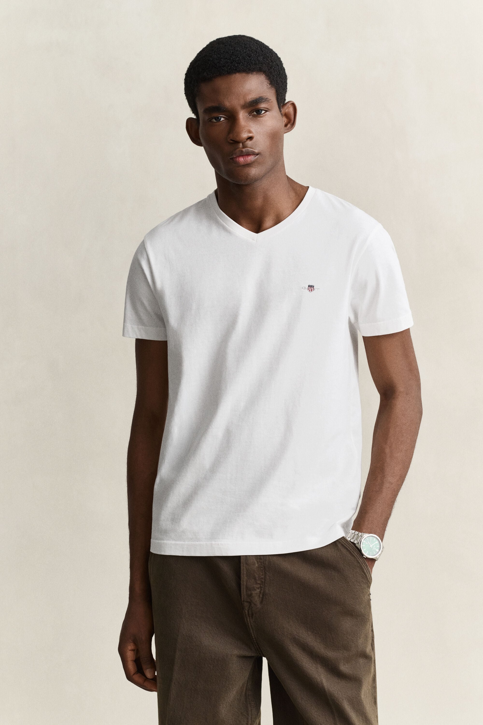 T-shirt col V avec écusson