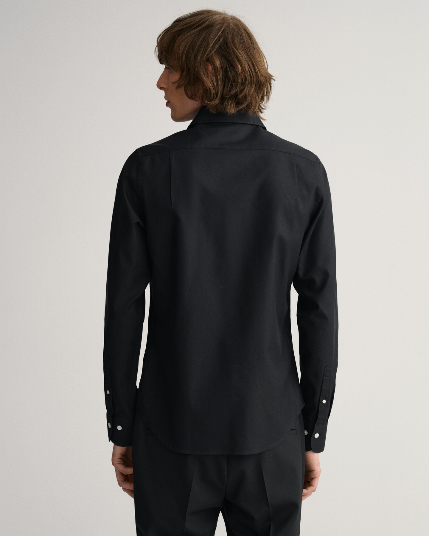 Chemise slim fit en serg&eacute; uni