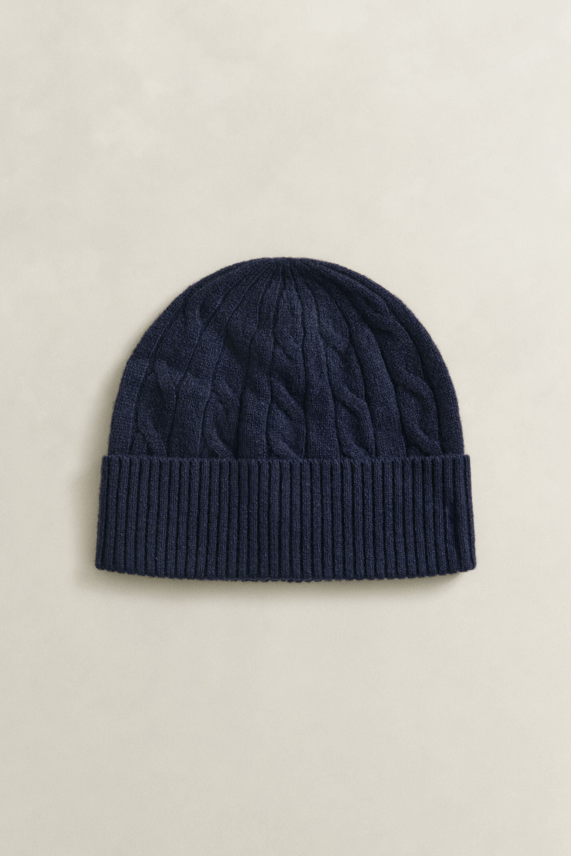 Bonnet en maille de laine à torsades