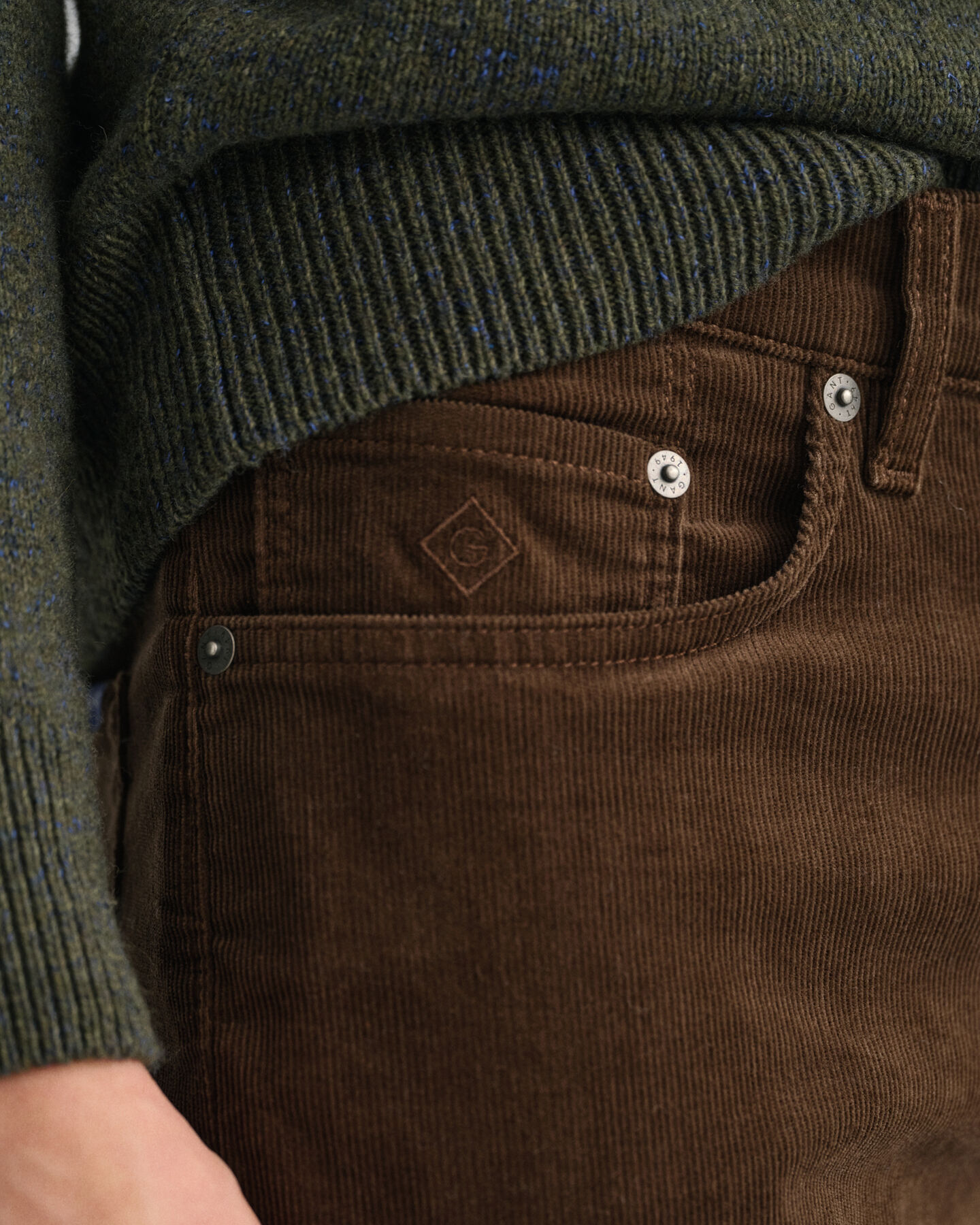 Jean slim fit en velours c&ocirc;tel&eacute; Hayes