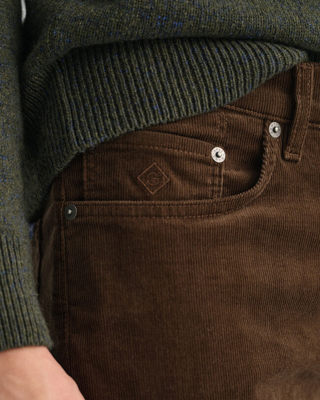 Jean slim fit en velours c&ocirc;tel&eacute; Hayes