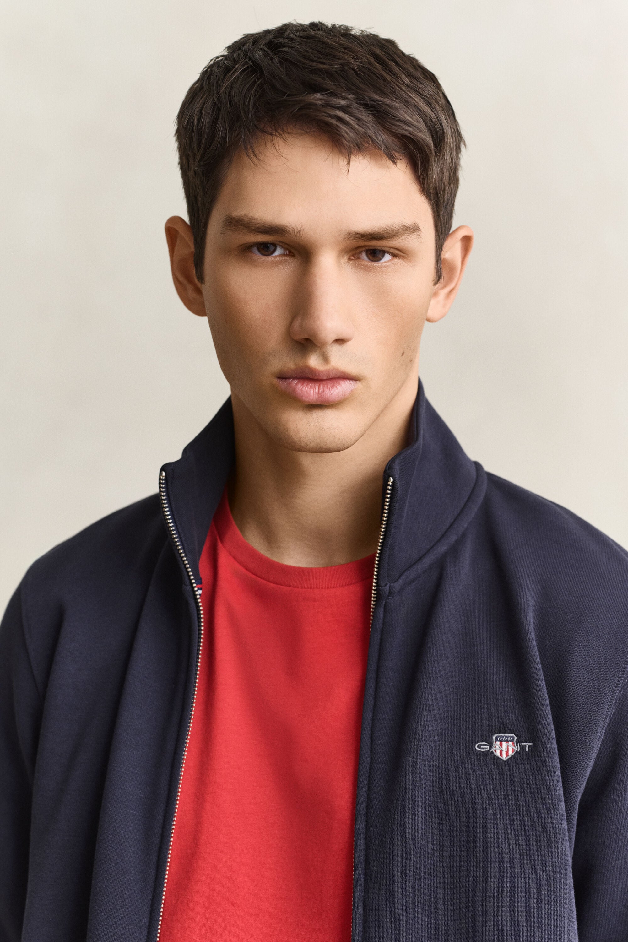 Sweat-shirt zippé avec écusson