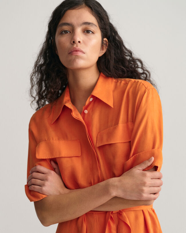 Robe-chemise &agrave; manches courtes avec poches &agrave; rabat