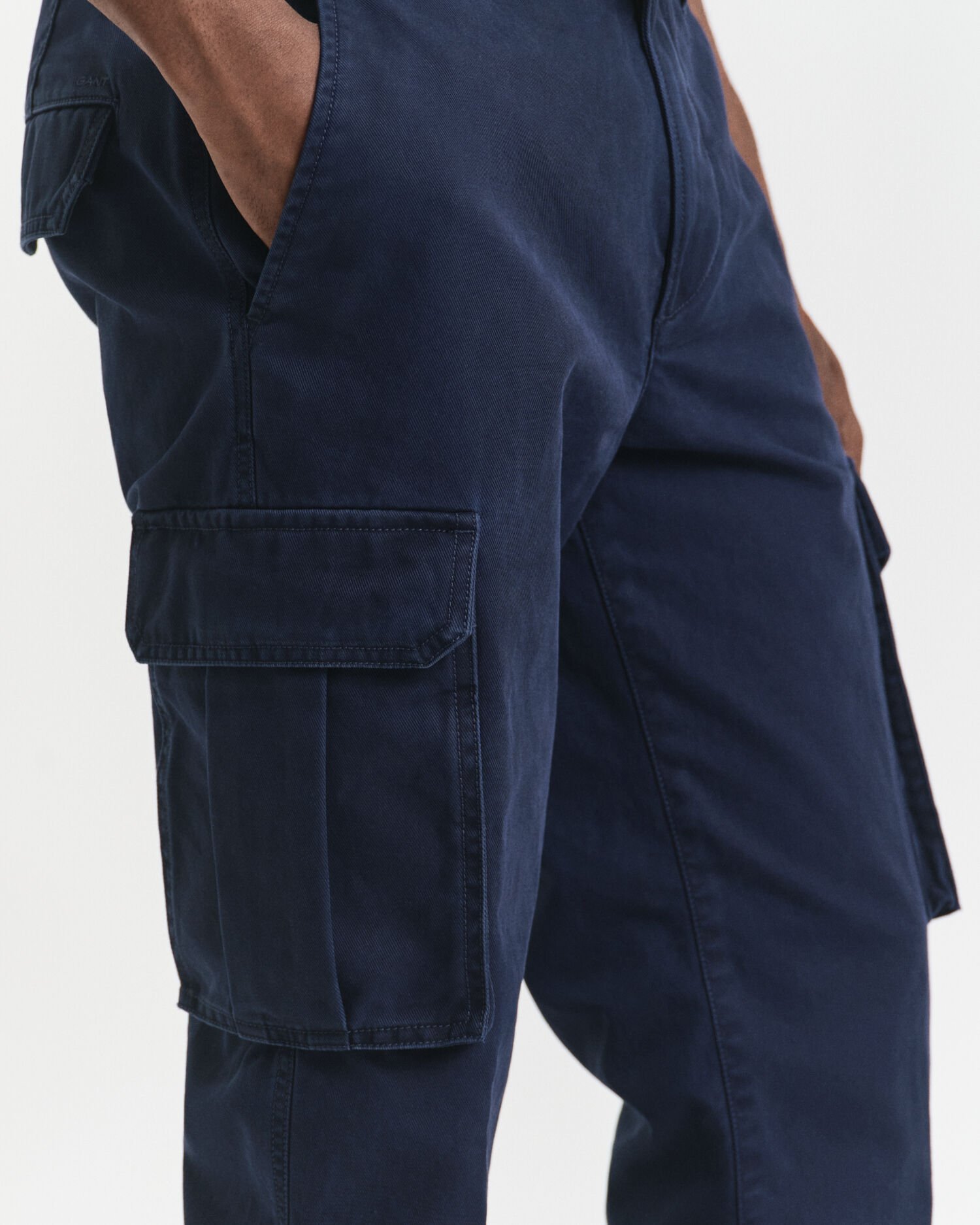 Pantalon cargo coupe regular en sergé de coton
