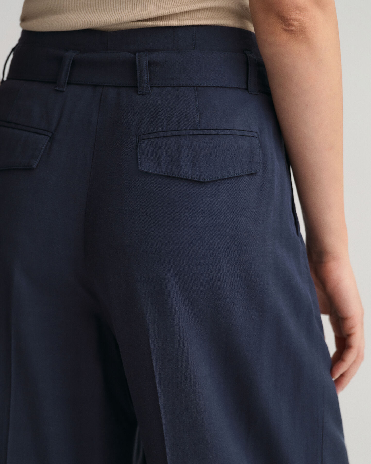 Pantalon court &agrave; jambes larges avec ceinture