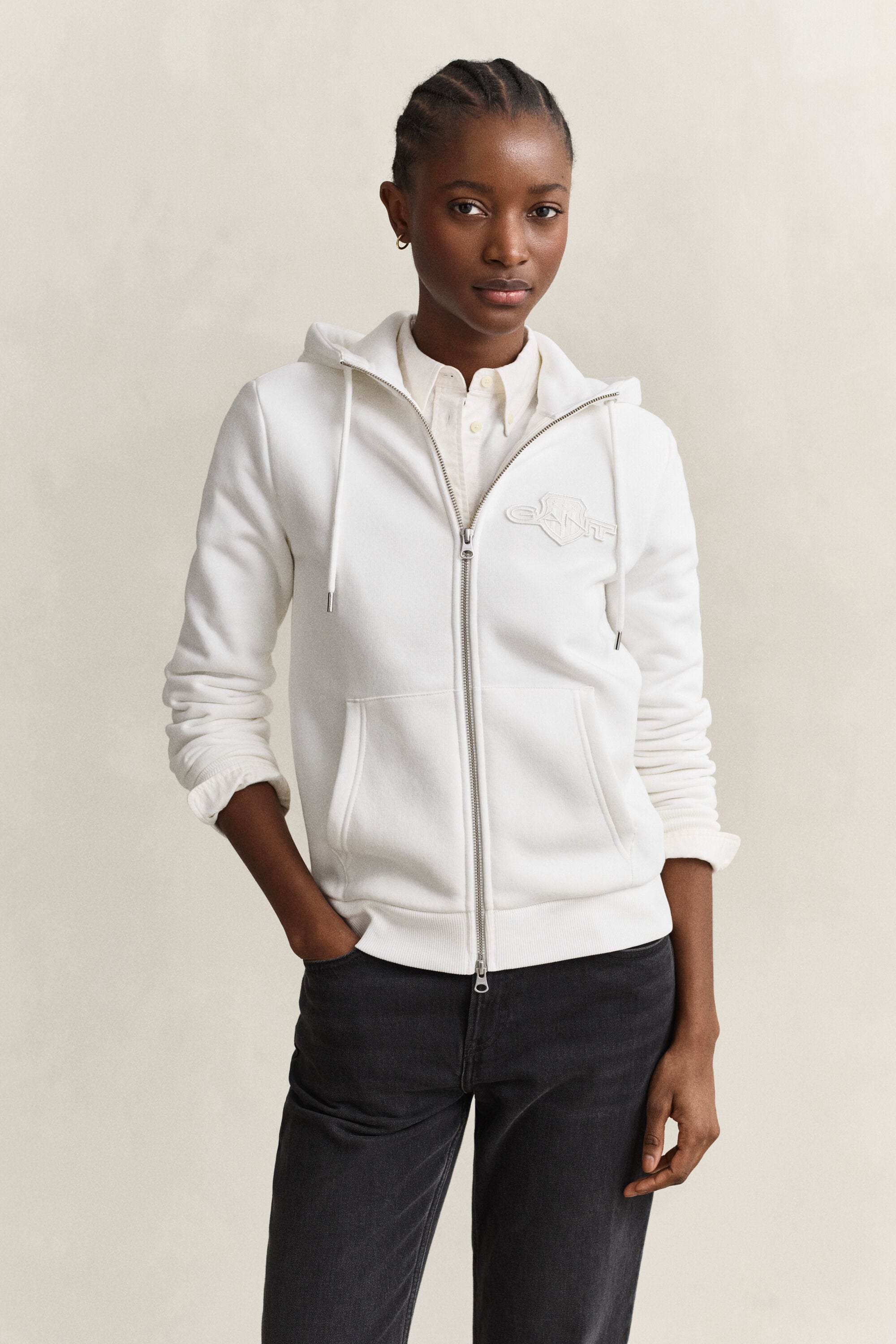 Sweat à capuche zippé avec écusson ton sur ton