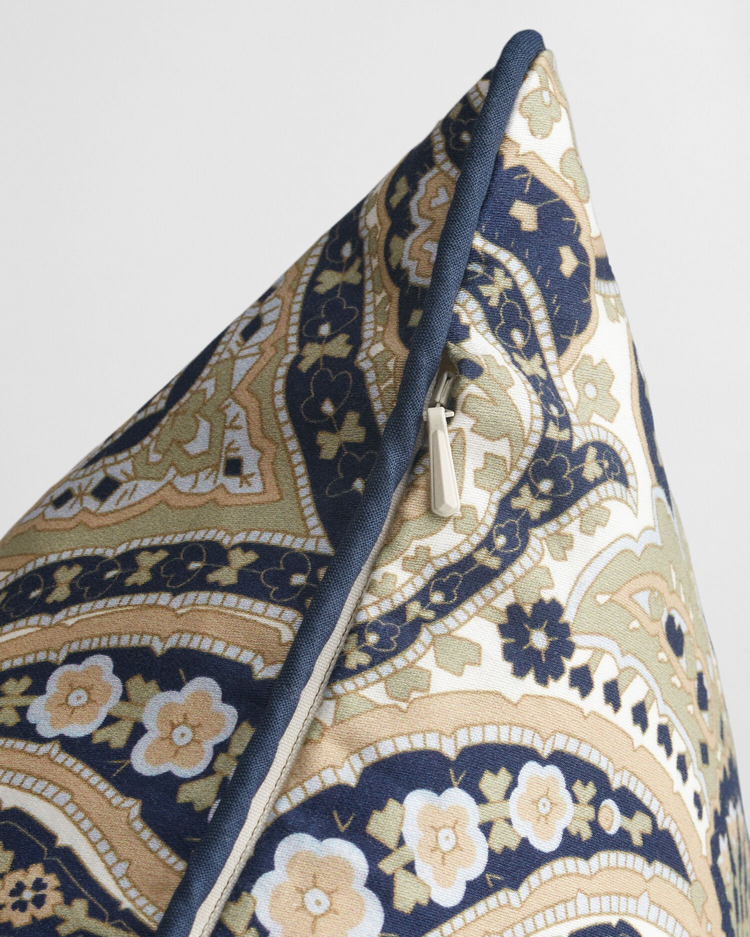 Housse de coussin en satin à motif cachemire