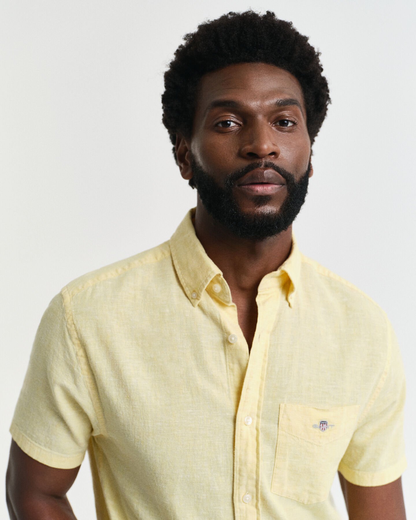 Chemise regular fit en coton et lin &agrave; manches courtes