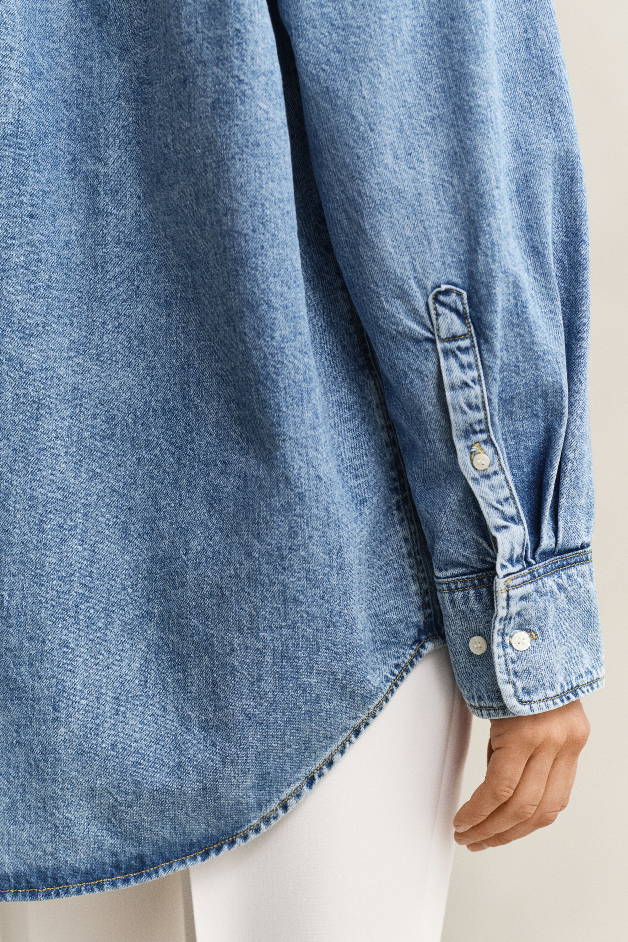 Chemise en denim brodée