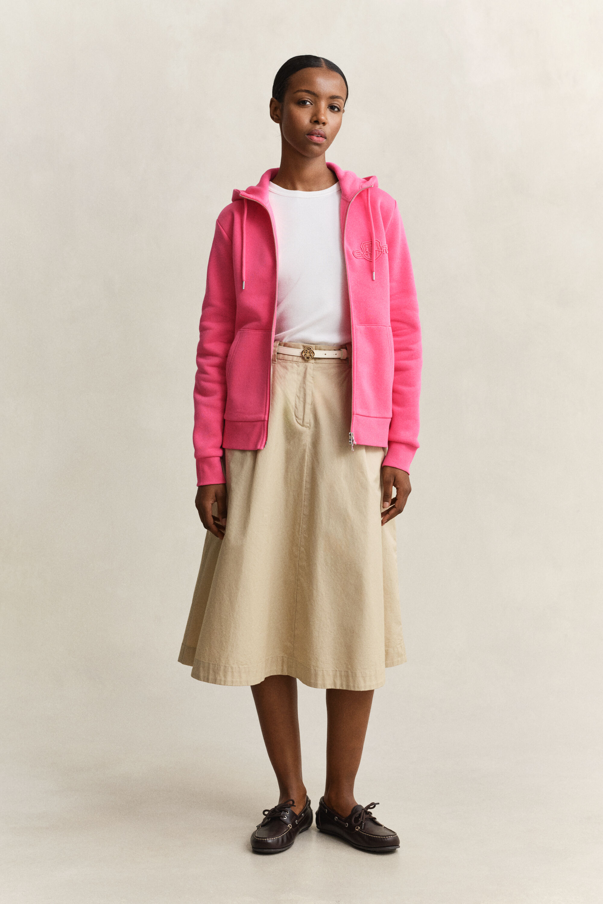 Sweat à capuche zippé avec écusson ton sur ton