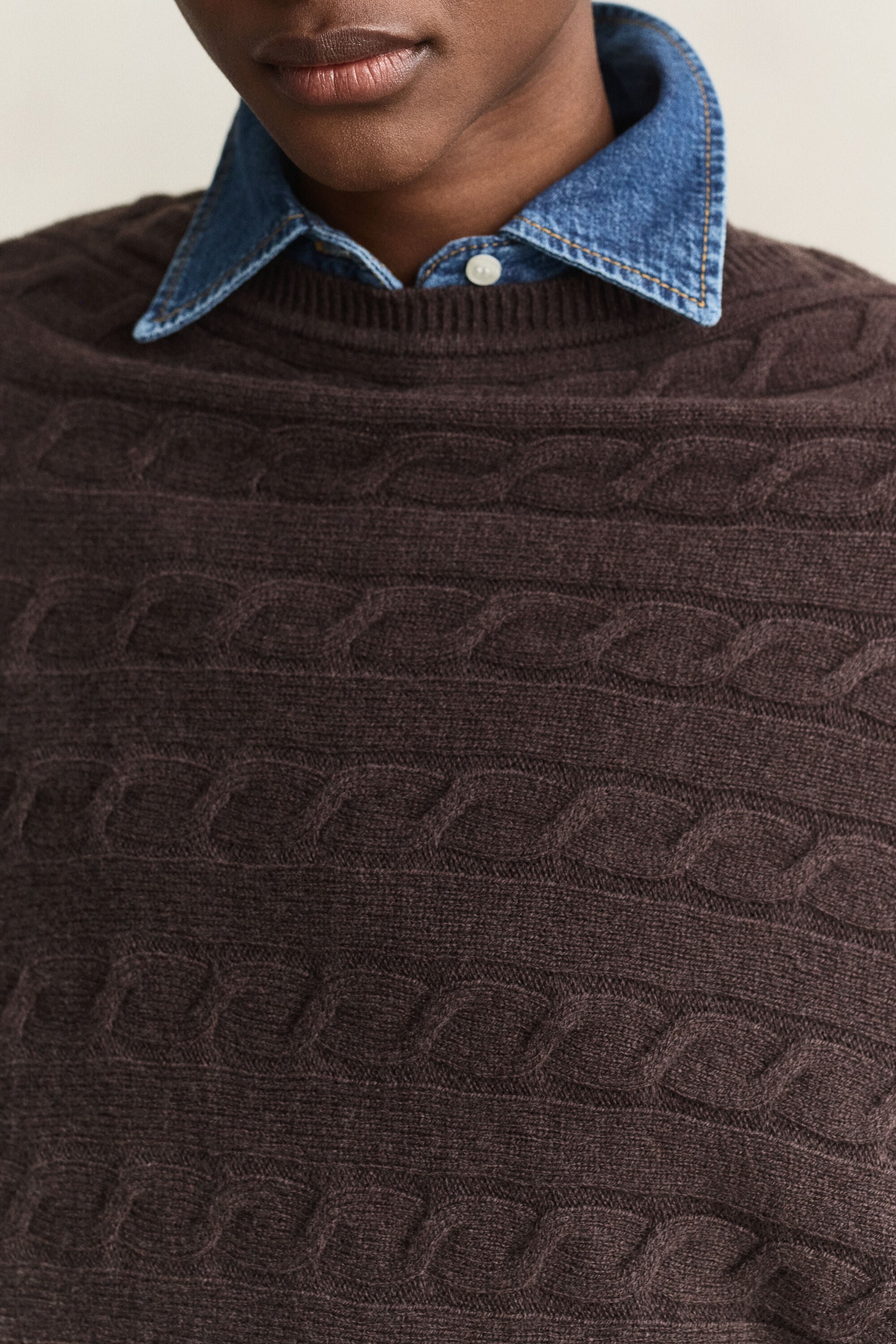 Poncho en maille de laine à torsades