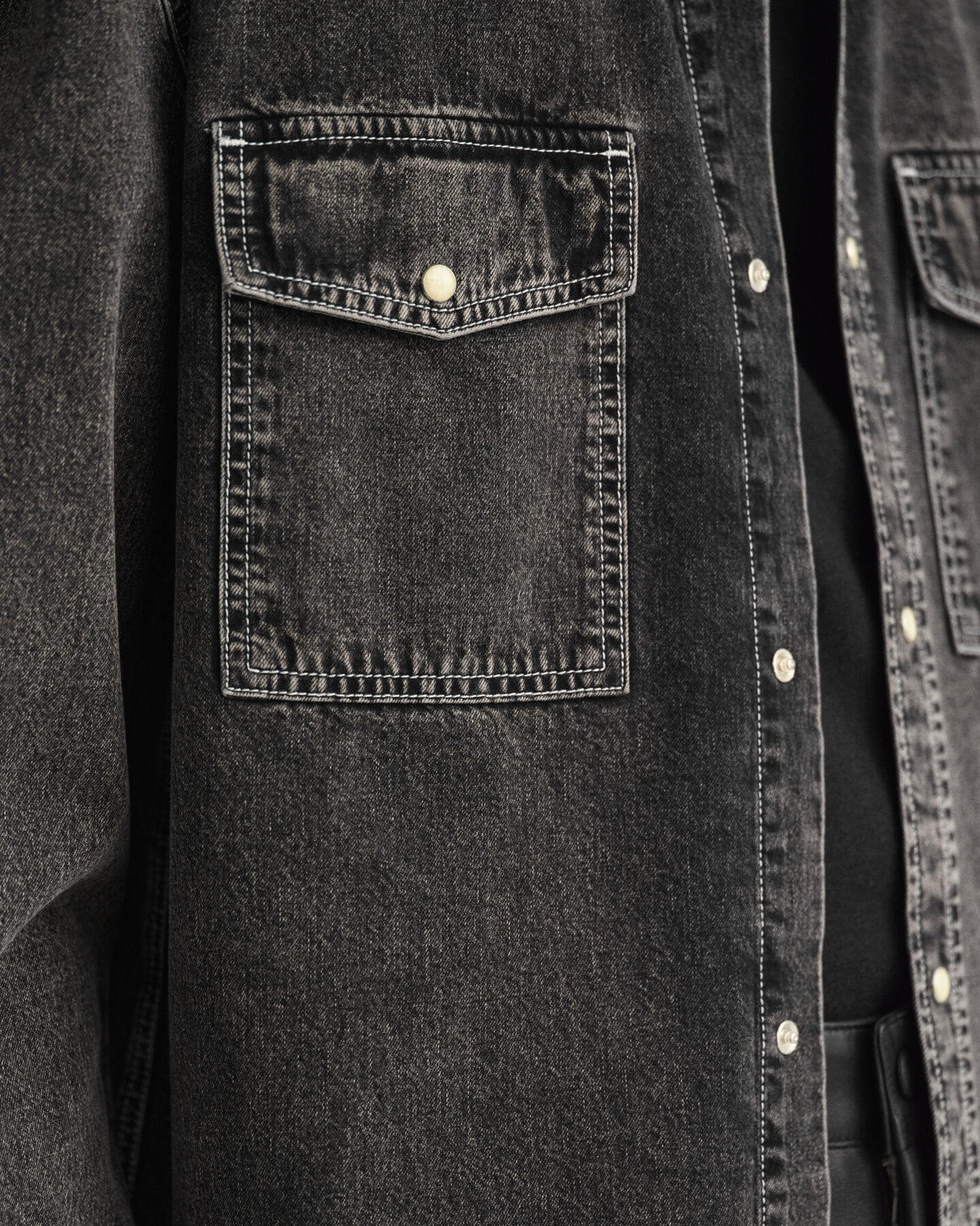 Chemise ultra-ample en denim au d&eacute;lavage prononc&eacute;