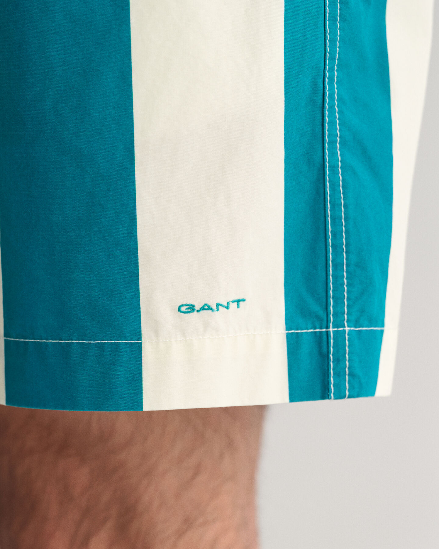 Short ray&eacute; avec cordon de serrage