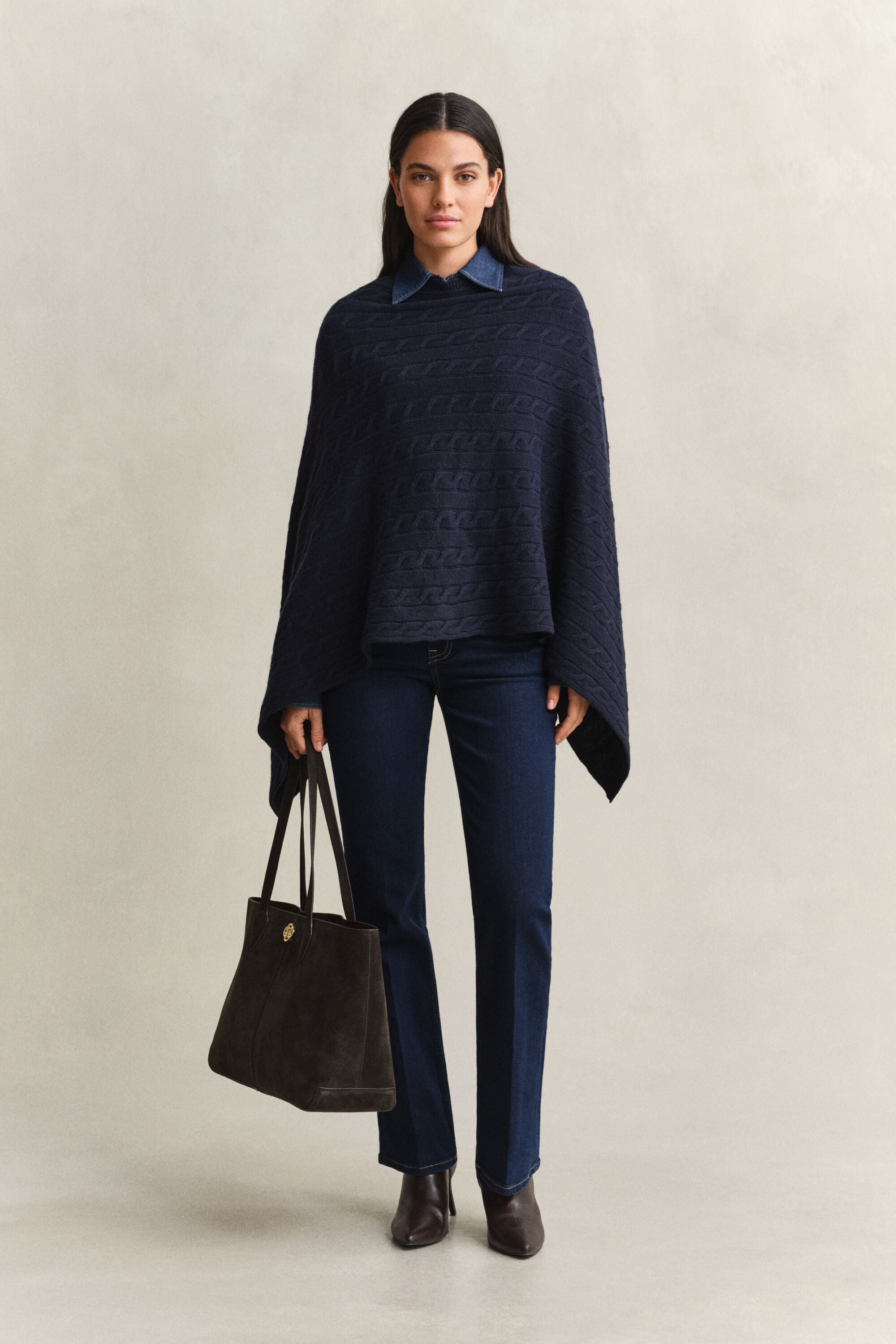 Poncho en maille de laine à torsades
