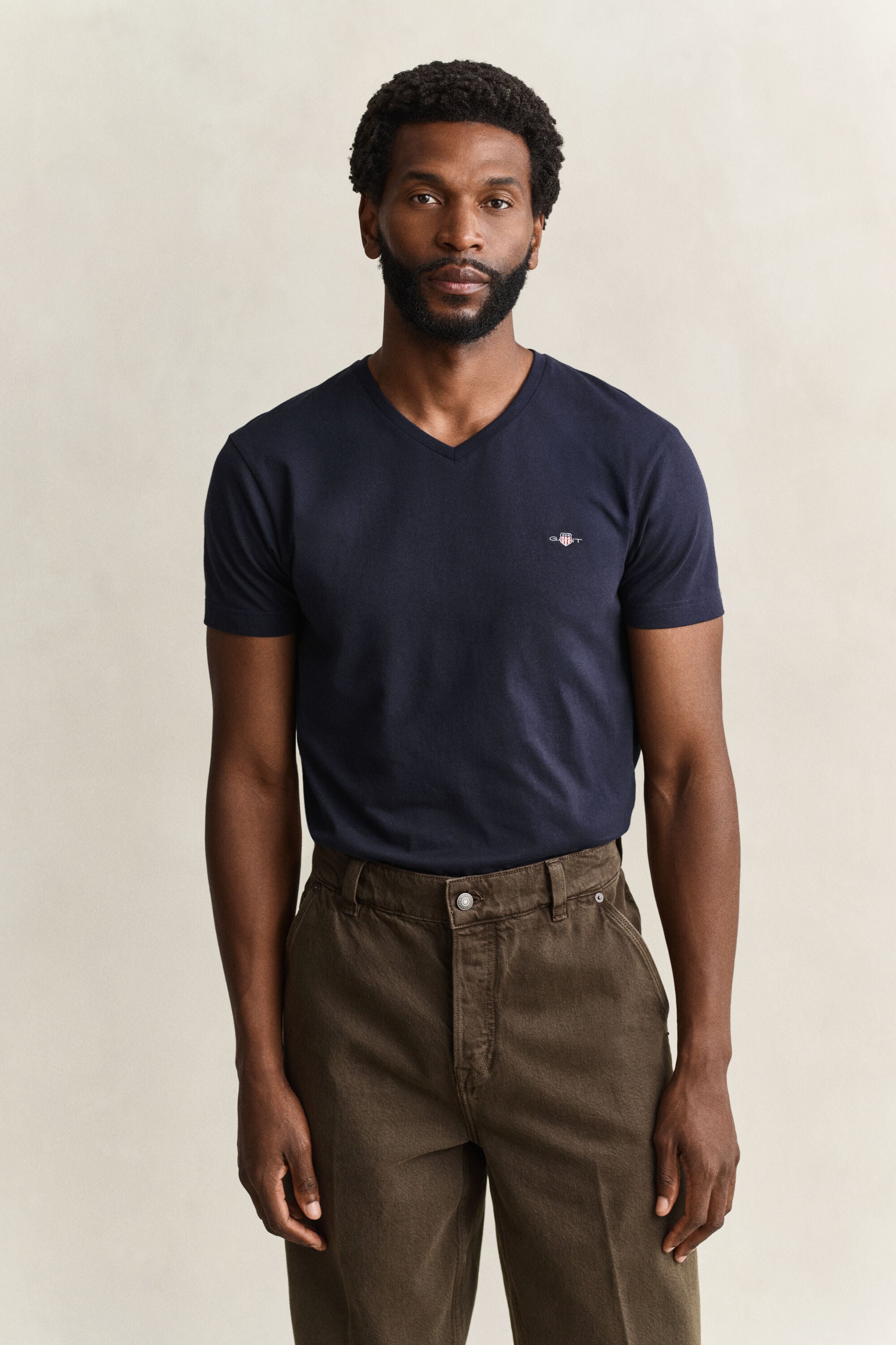 T-shirt col V avec écusson