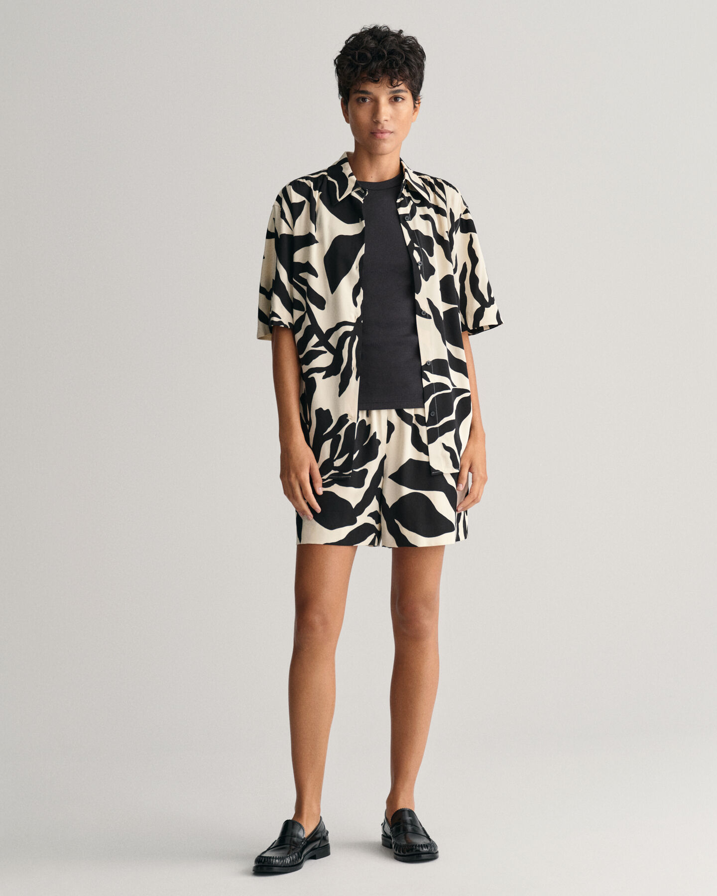 Short relaxed fit Palm Print Pull-On