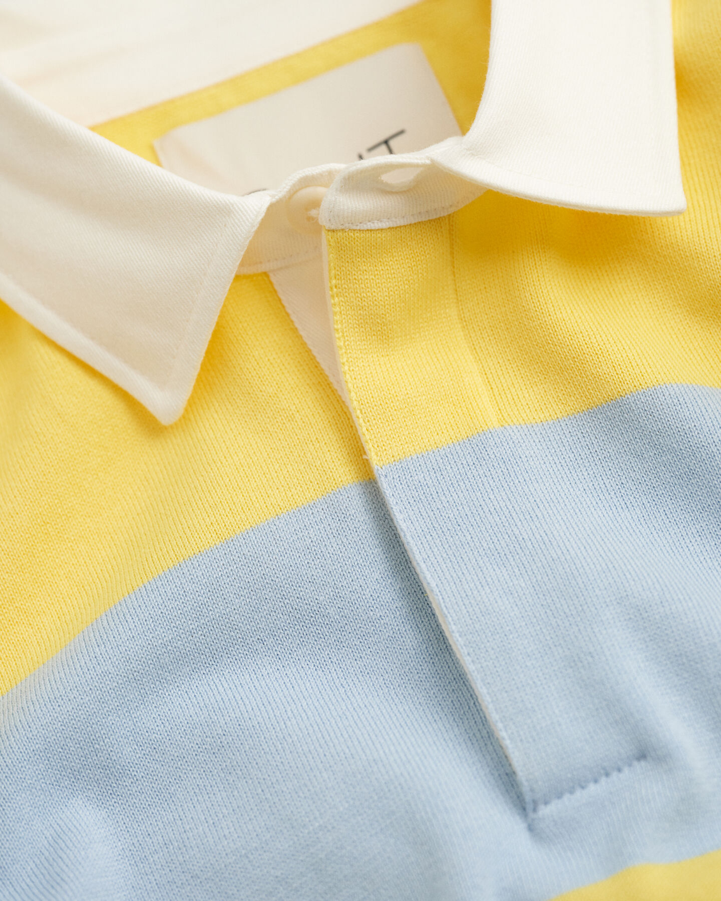 Polo en coton microtextur&eacute; &agrave; rayures