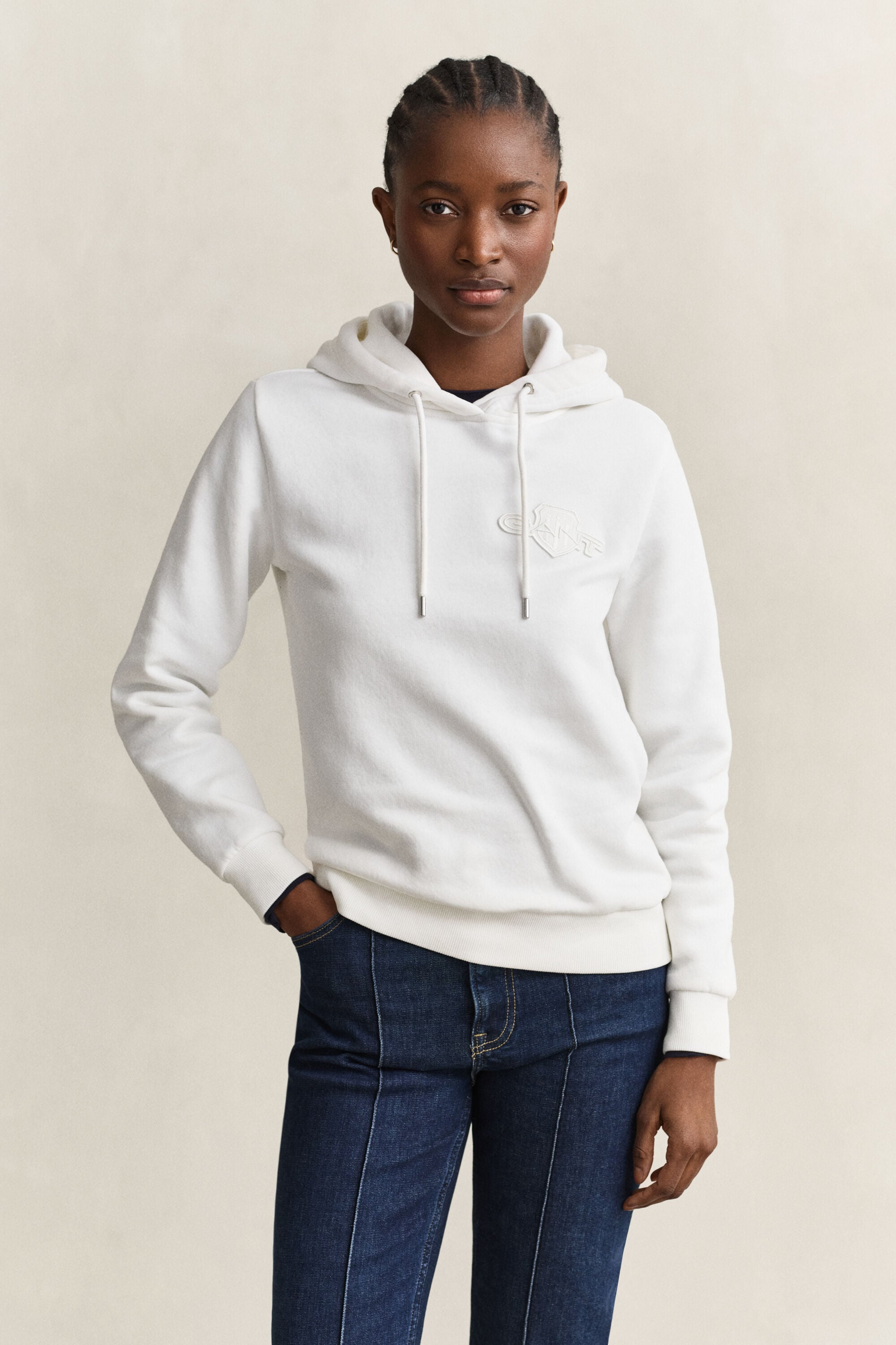 Sweat à capuche avec écusson ton sur ton