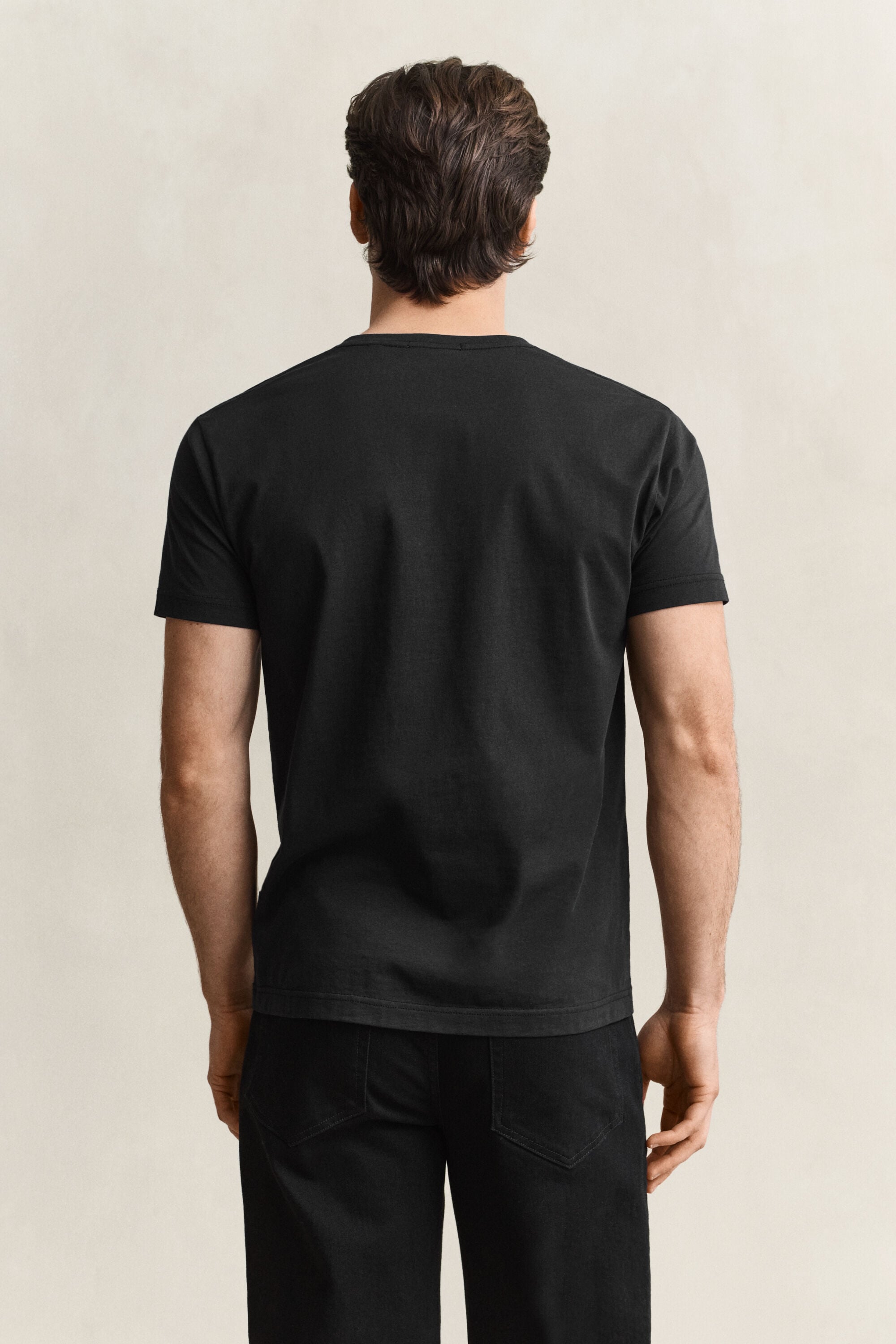 T-shirt col V coupe slim avec écusson